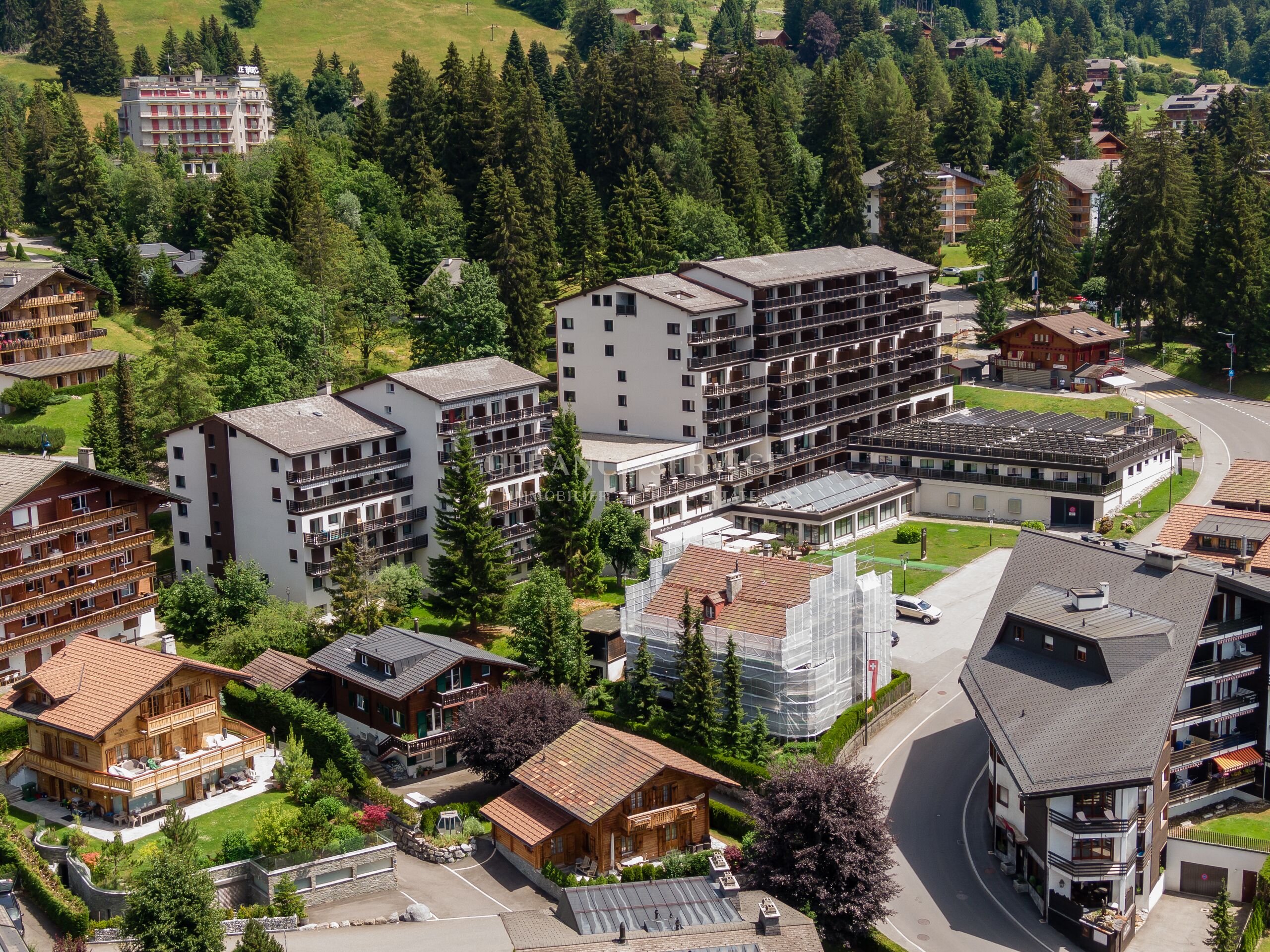 Alpine Ferienort mit Hotels und Chalets