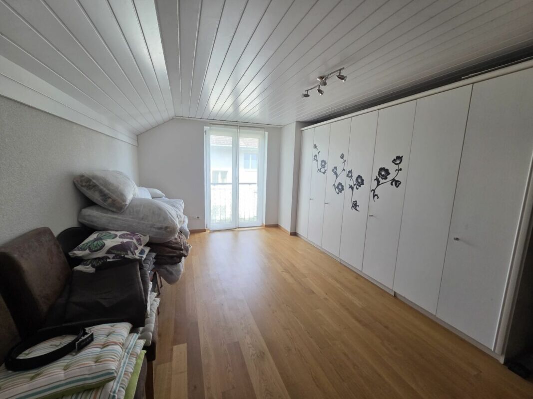 Helles Schlafzimmer mit Dachschräge und Einbauschrank