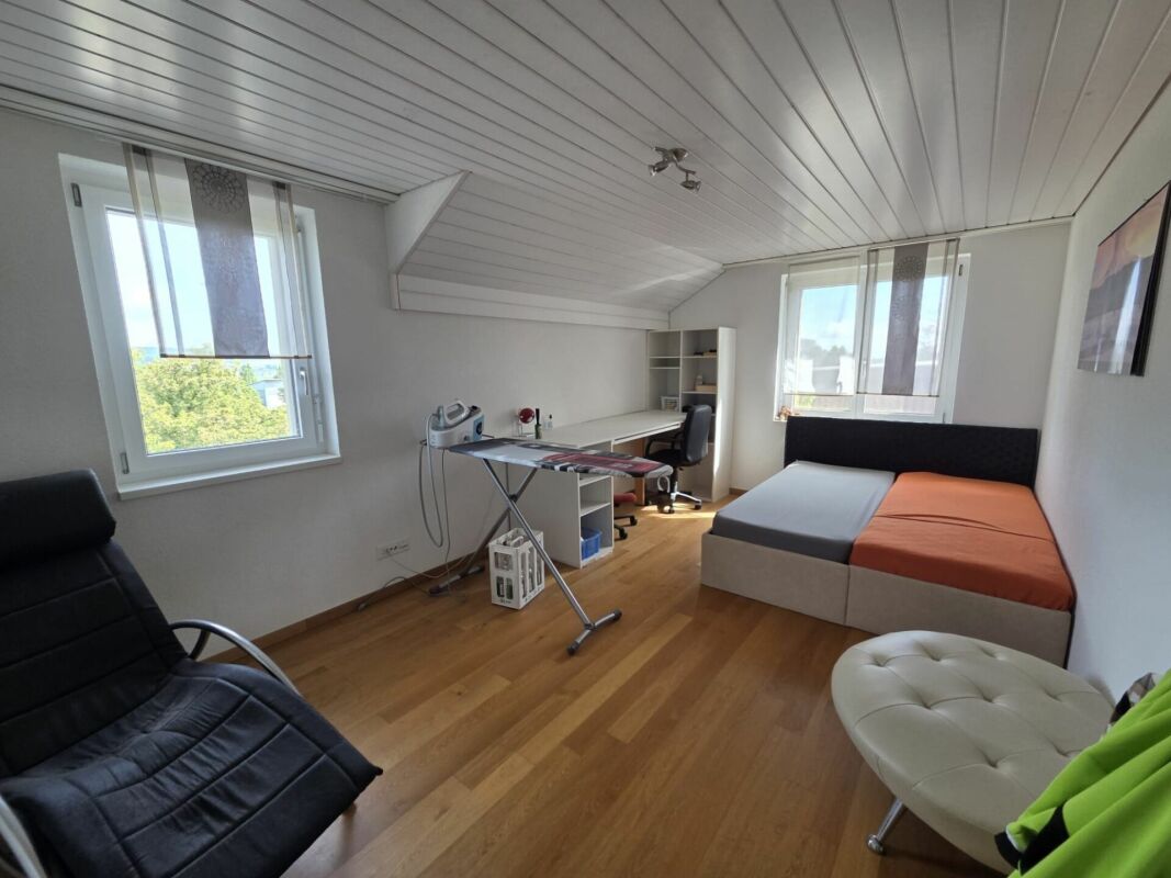 Helles Dachgeschoss-Schlafzimmer mit Arbeitsplatz