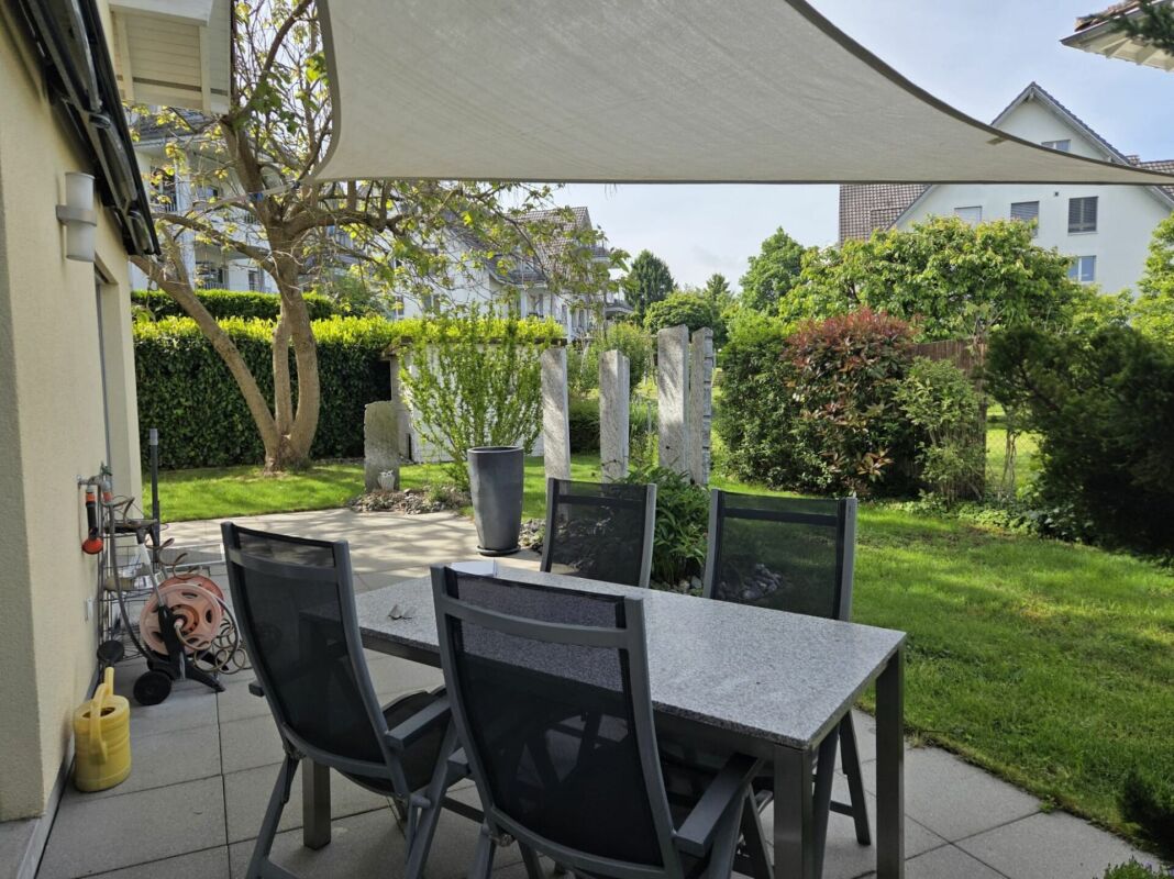 Terrasse mit Gartentisch