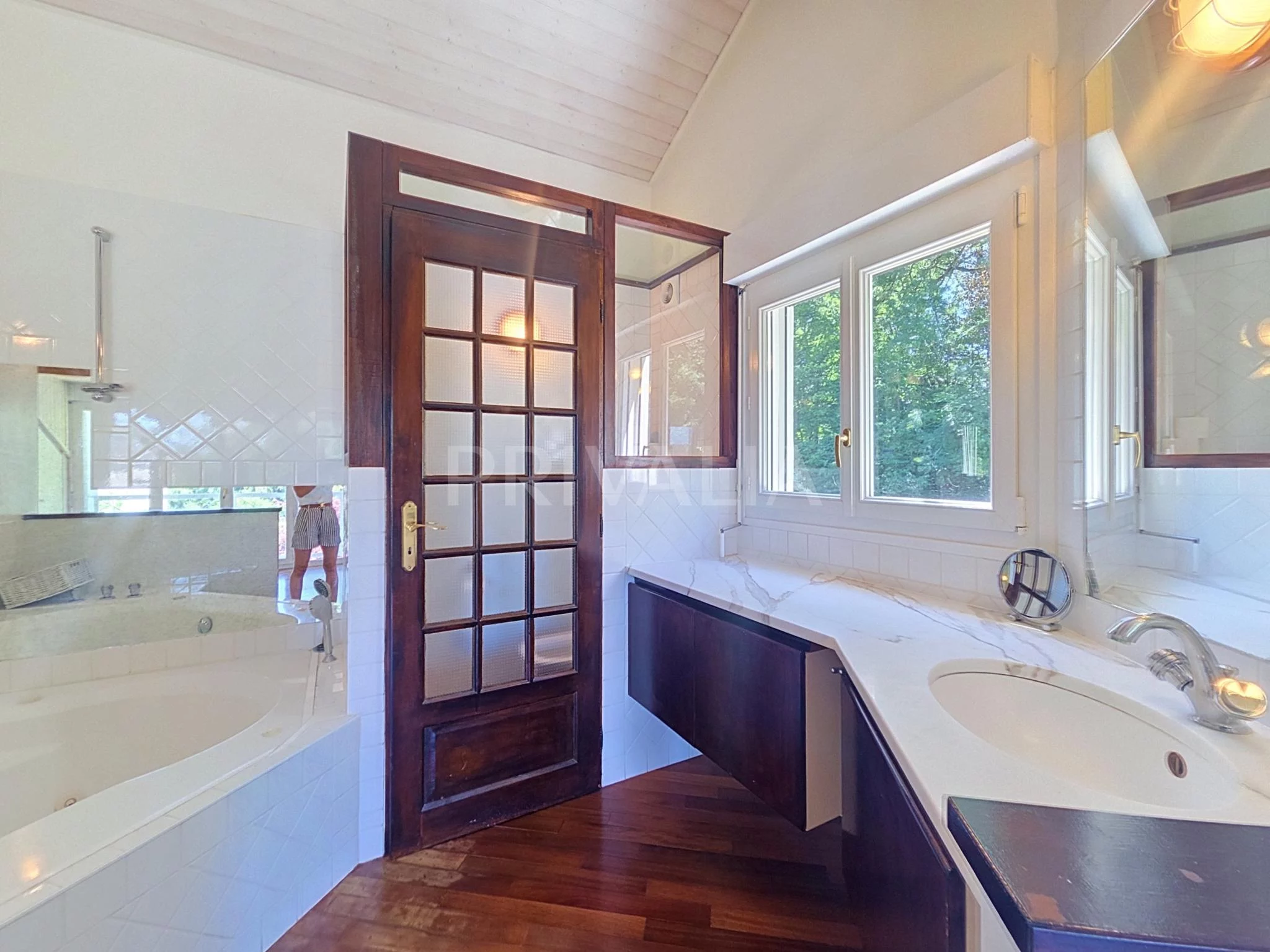Helles Badezimmer mit Badewanne und Waschtisch