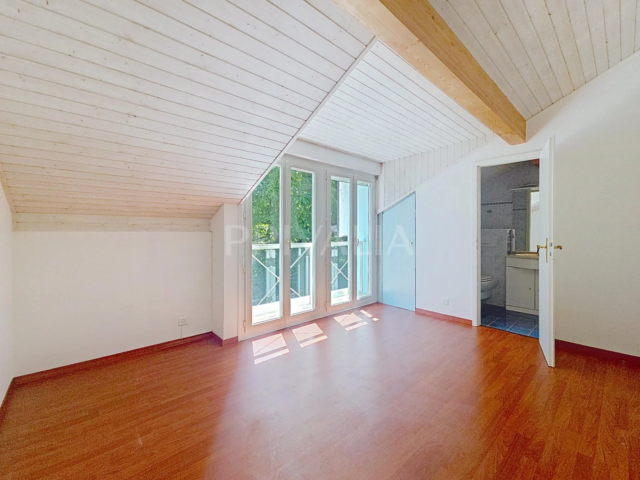 Helles Dachgeschosszimmer mit Balkon und Badzugang