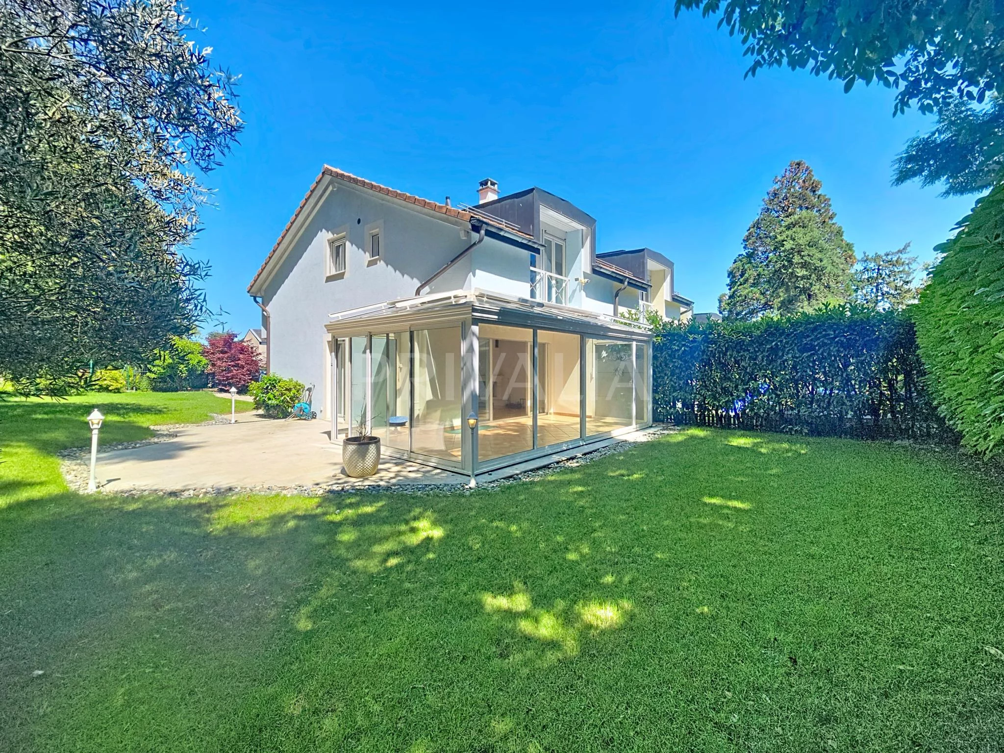 Helles Einfamilienhaus mit Wintergarten und Garten