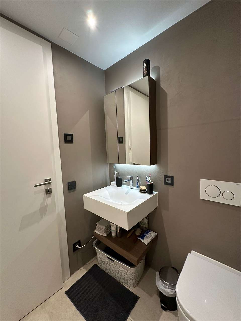 Gäste-WC mit Waschtisch und wandhängendem WC