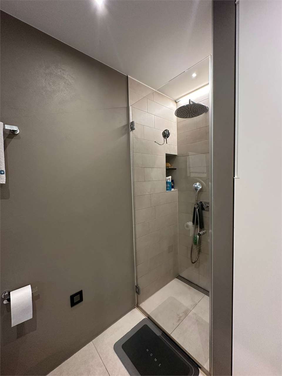 Moderne Dusche mit Glasabtrennung
