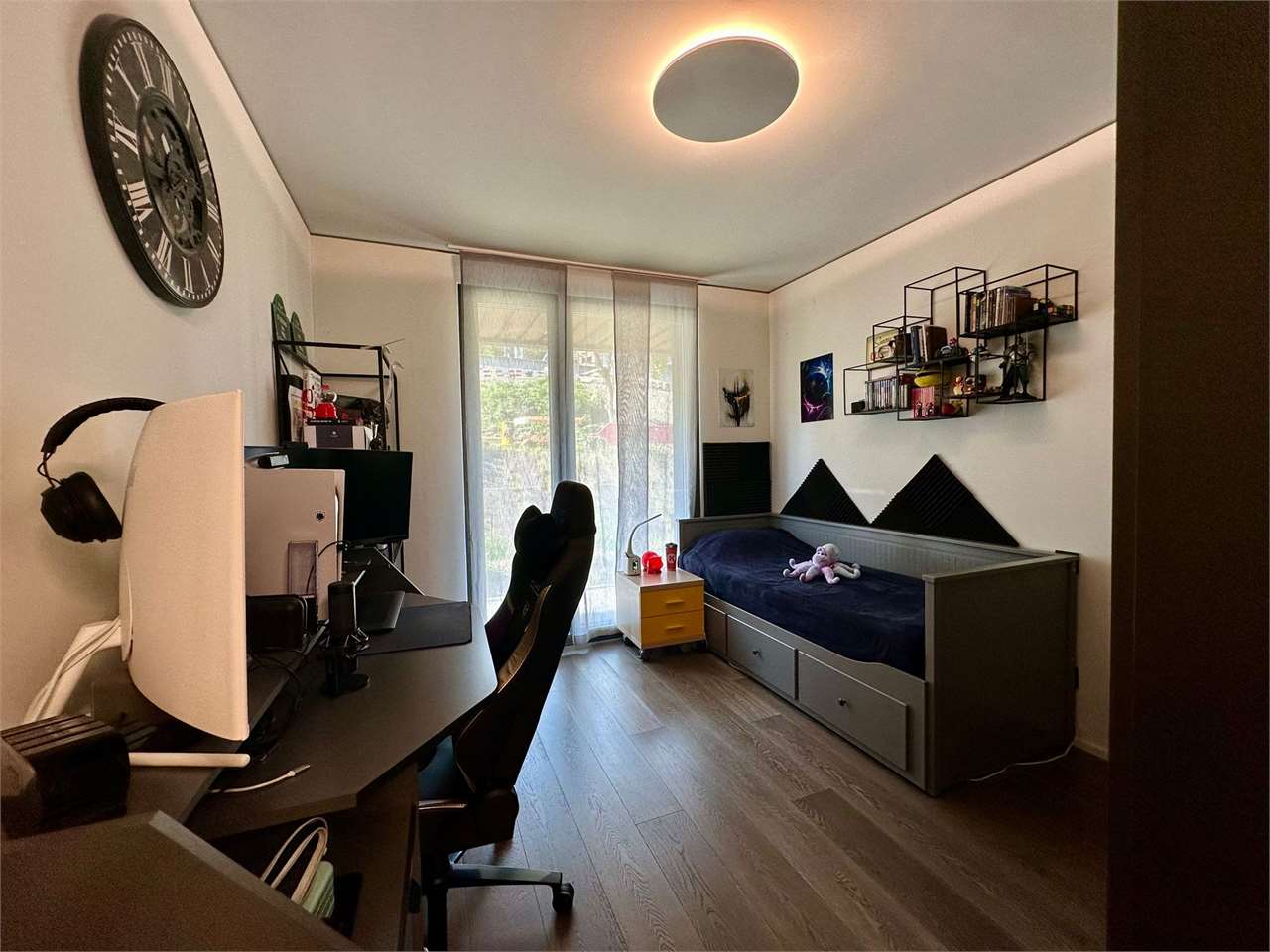 Modernes Arbeits- und Schlafzimmer