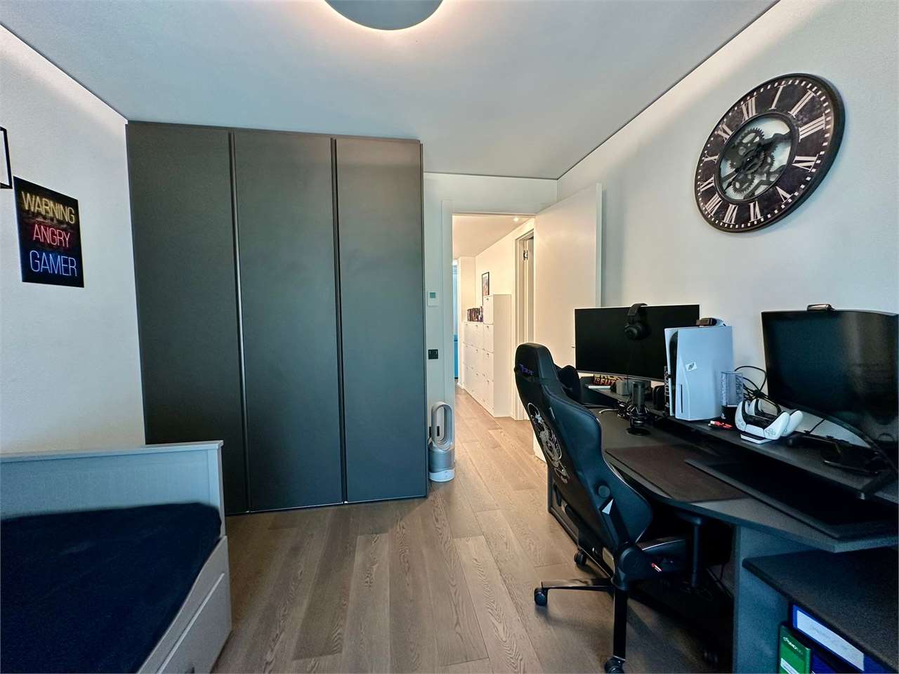 Modernes Arbeitszimmer mit Gaming-Setup