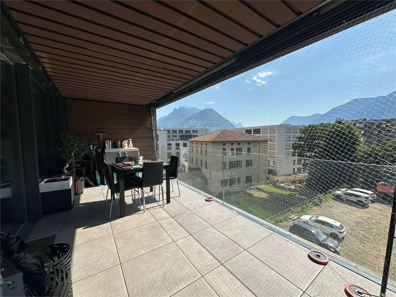 Überdachter Balkon mit Bergblick