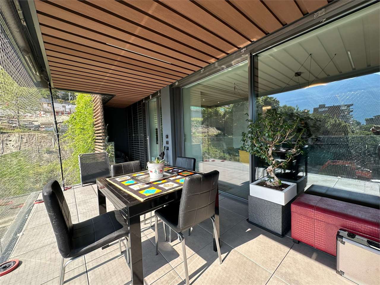 Überdachte Terrasse mit Essbereich