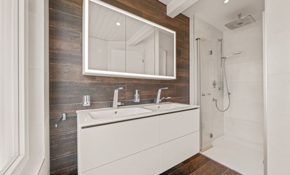 Modernes Badezimmer mit Doppelwaschtisch und Dusche