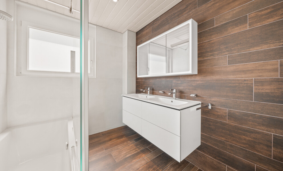 Modernes Badezimmer mit Doppelwaschtisch und Dusche