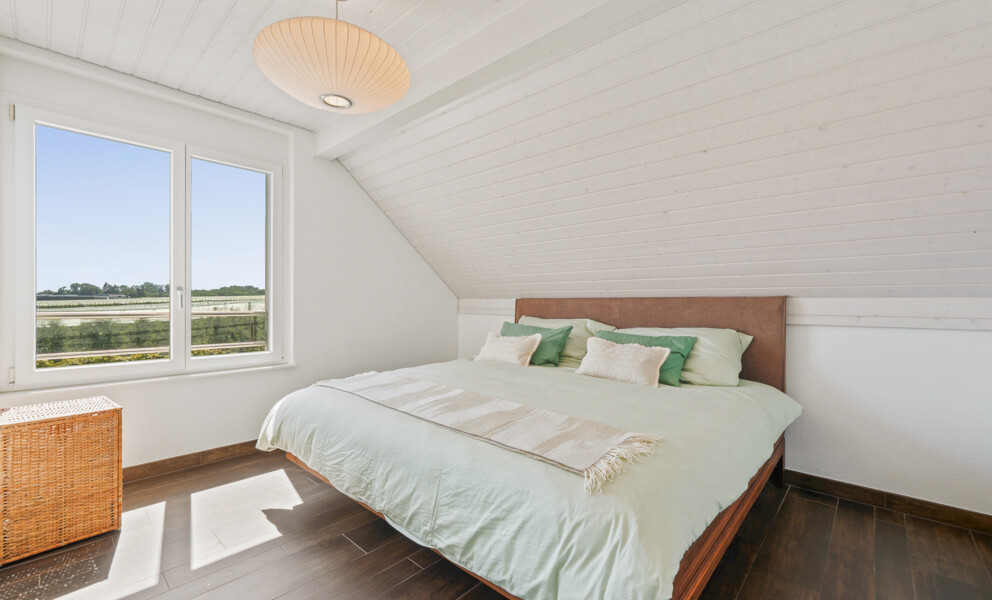 Helles Dachgeschoss-Schlafzimmer mit Ausblick