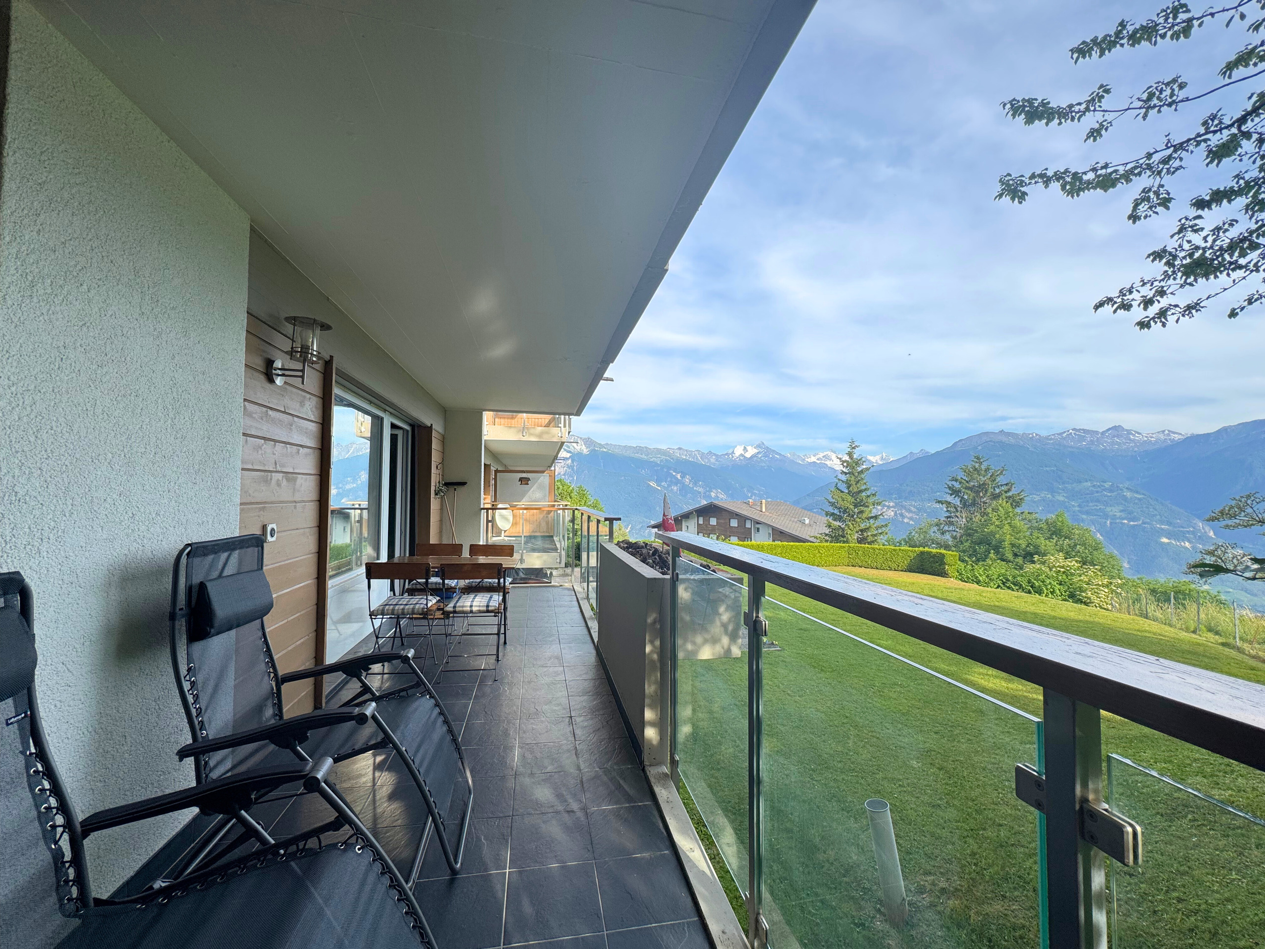 Balkon mit Bergpanorama