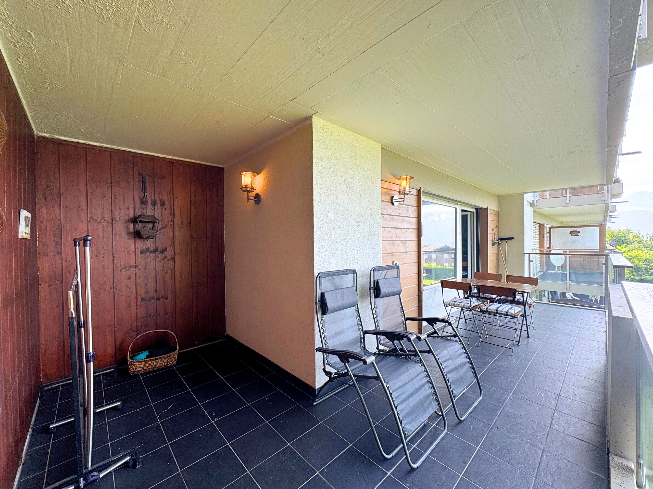 Überdachter Balkon mit Sitzbereich