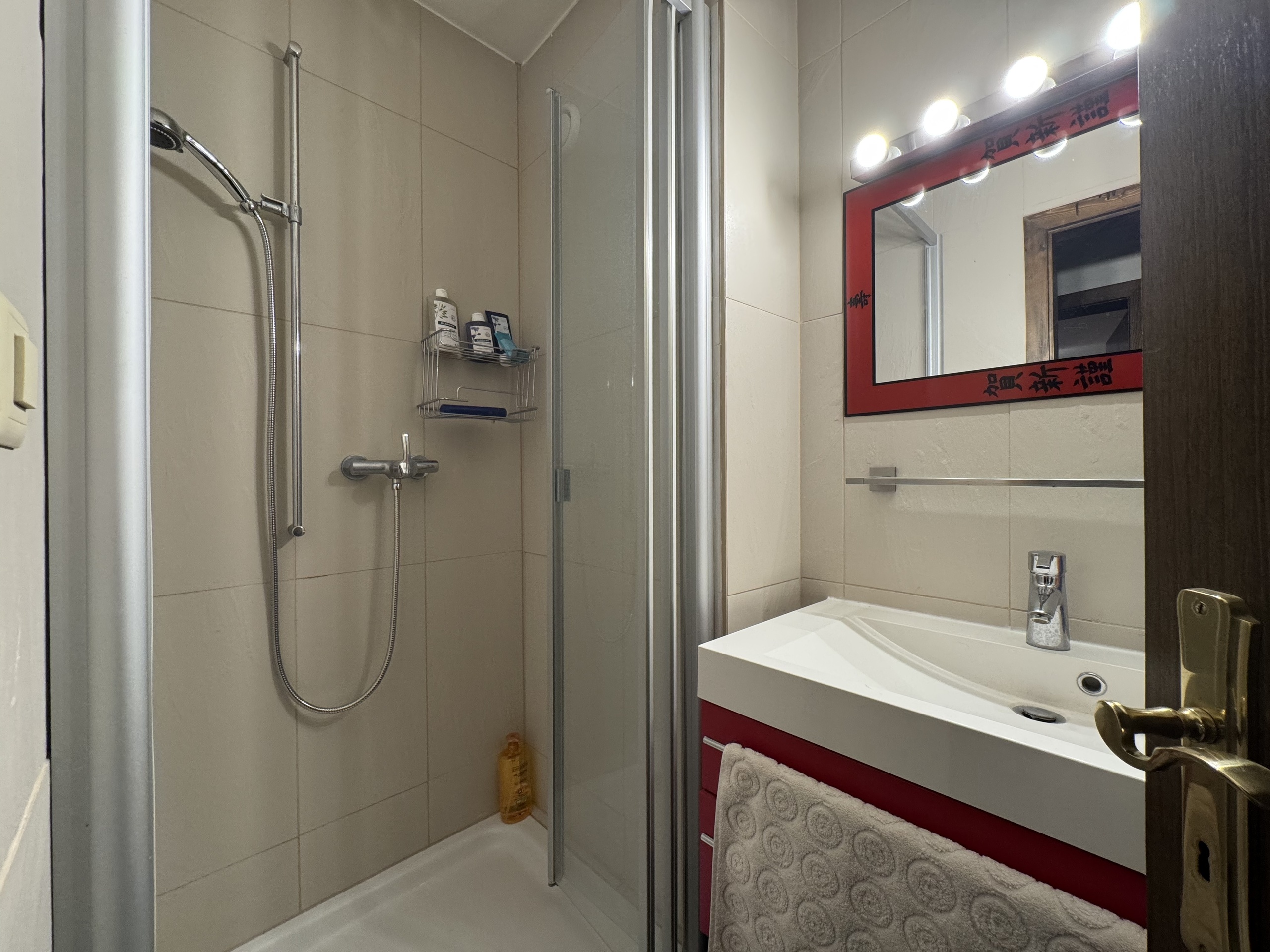 Modernes Badezimmer mit Dusche und Waschplatz