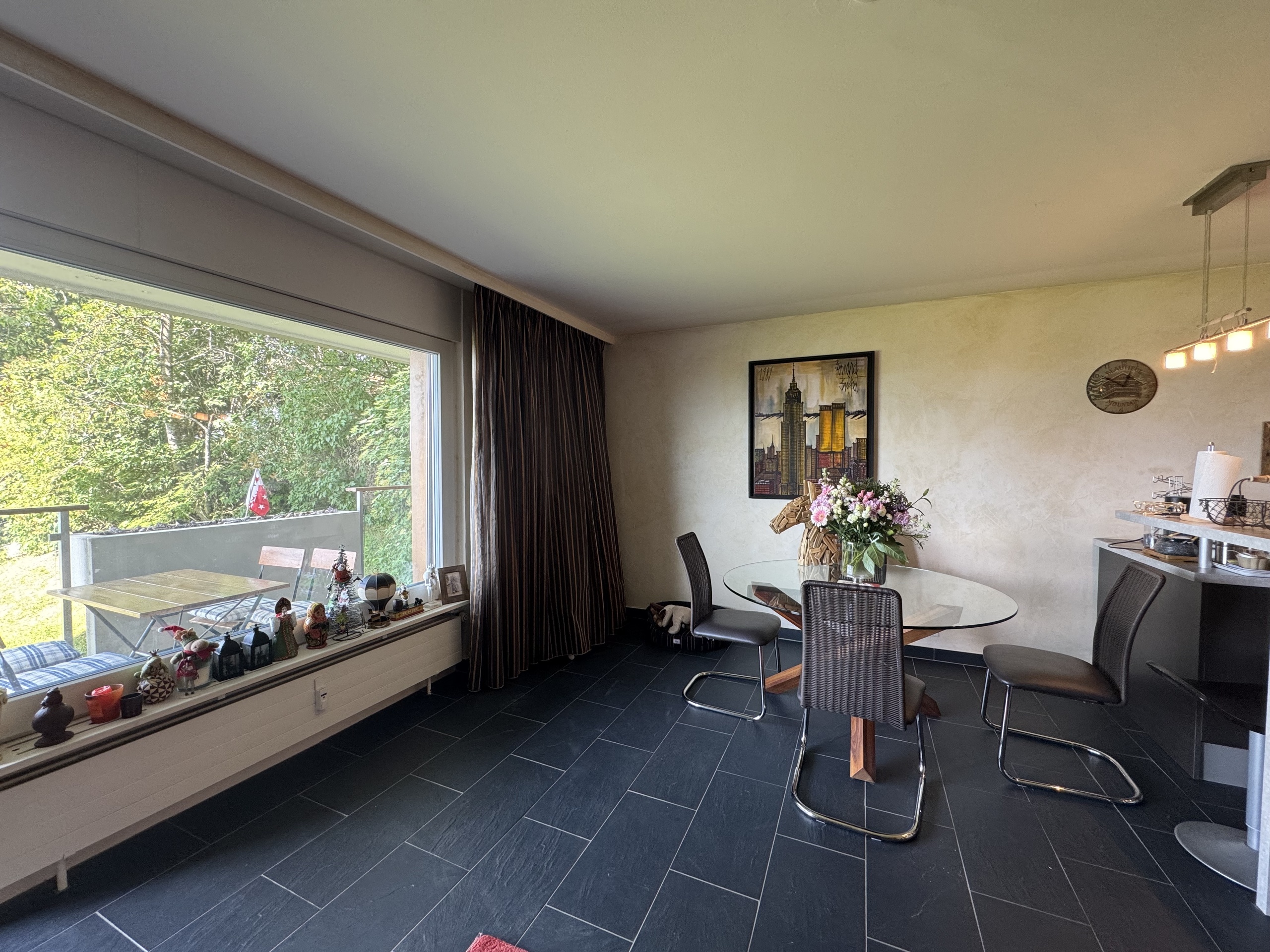 Essbereich mit großem Fenster und Gartenblick