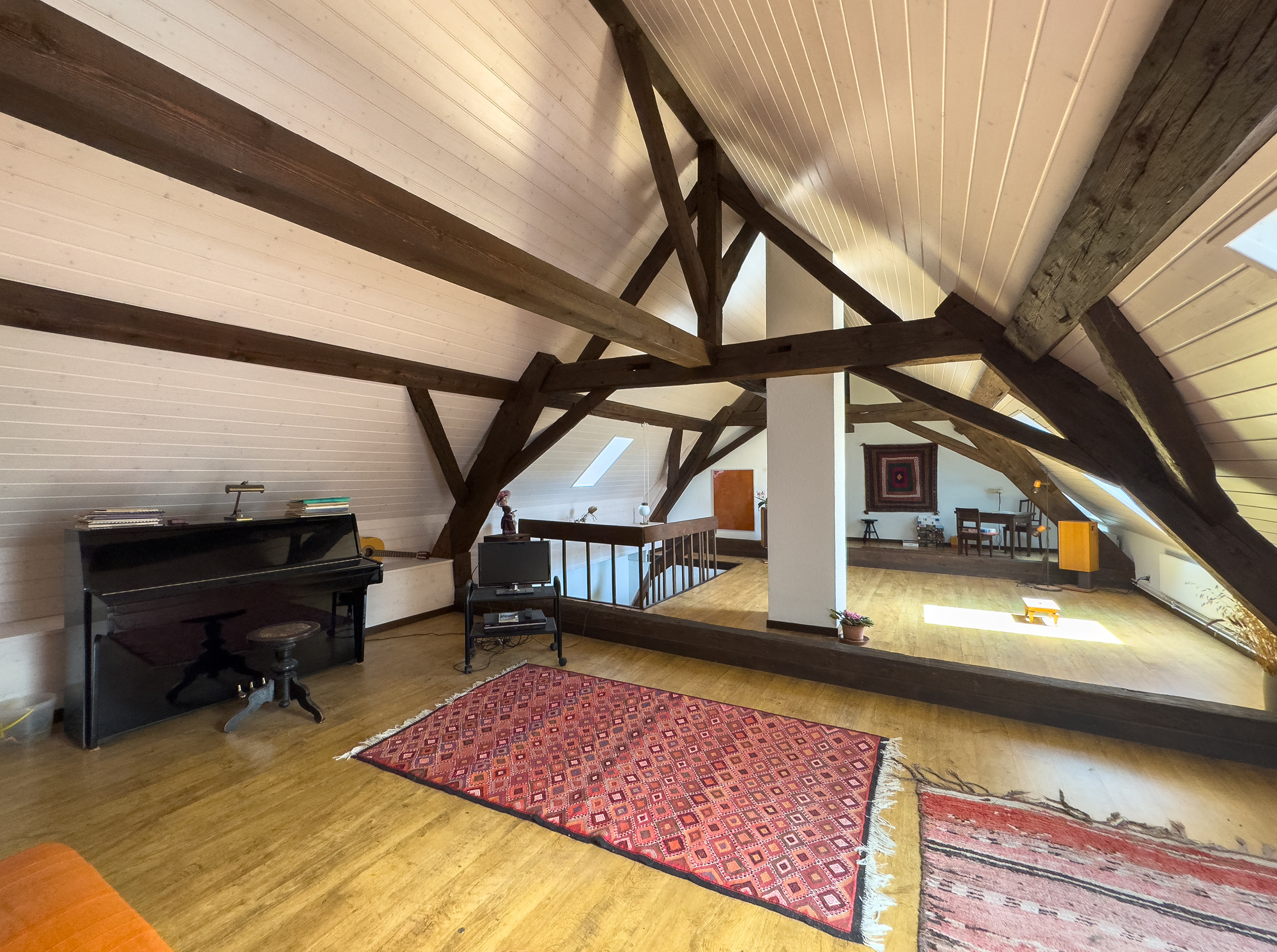 Ausgebauter Dachboden mit sichtbaren Holzbalken