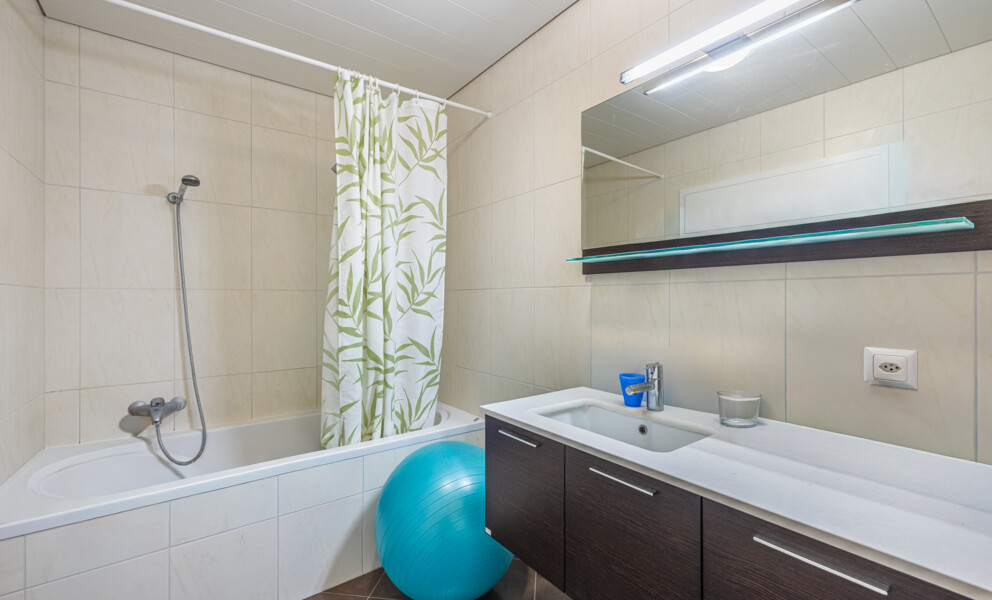 Modernes Badezimmer mit Badewanne und Waschtisch