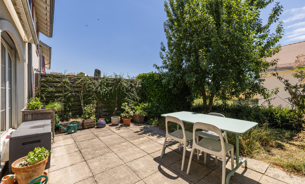 Terrasse mit Sitzgruppe und Gartenblick