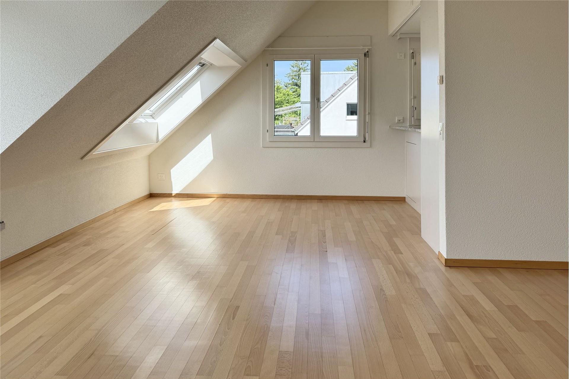 Heller Dachraum mit Holzboden