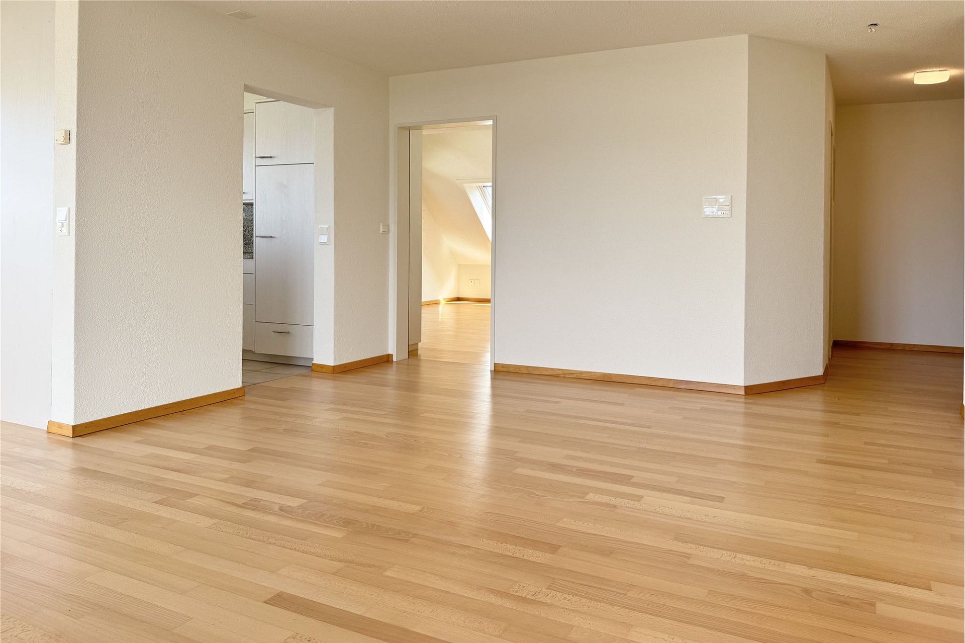 Heller leerer Wohnraum mit Parkettboden