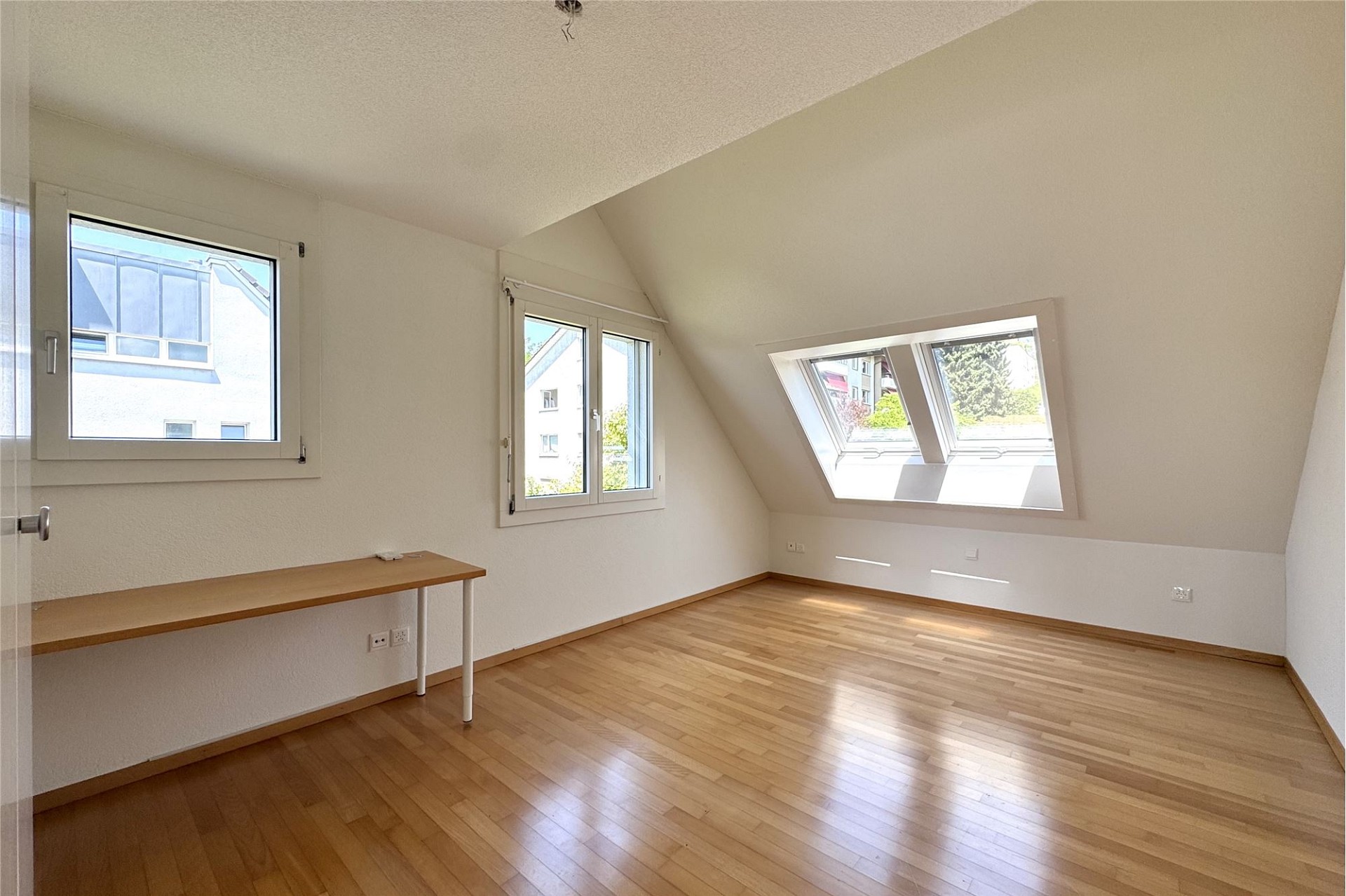 Dachzimmer mit Dachfenstern
