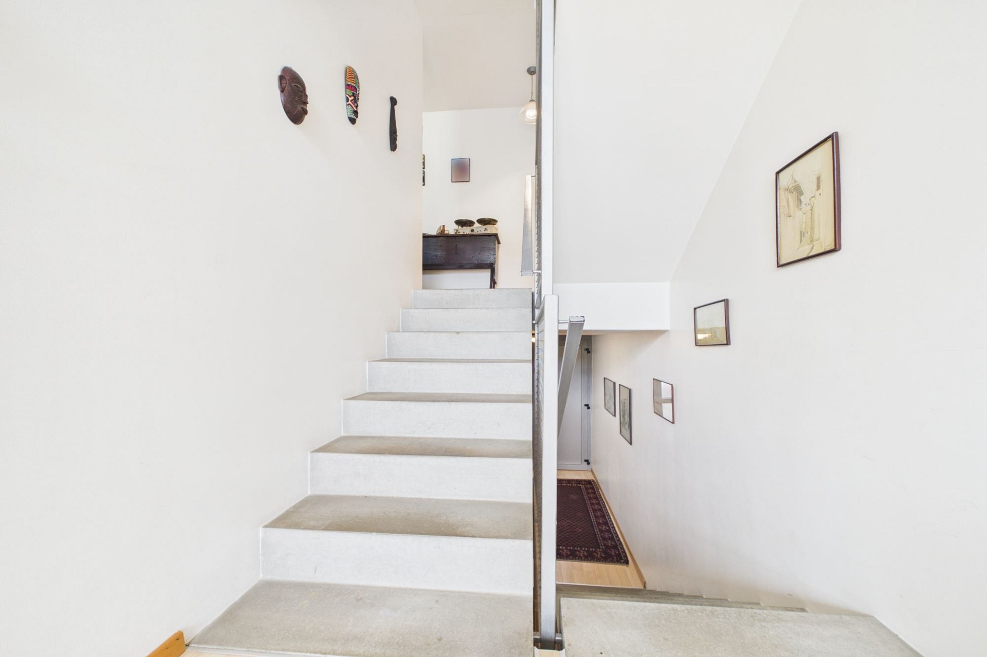 Treppenhaus mit Galerie und Flur