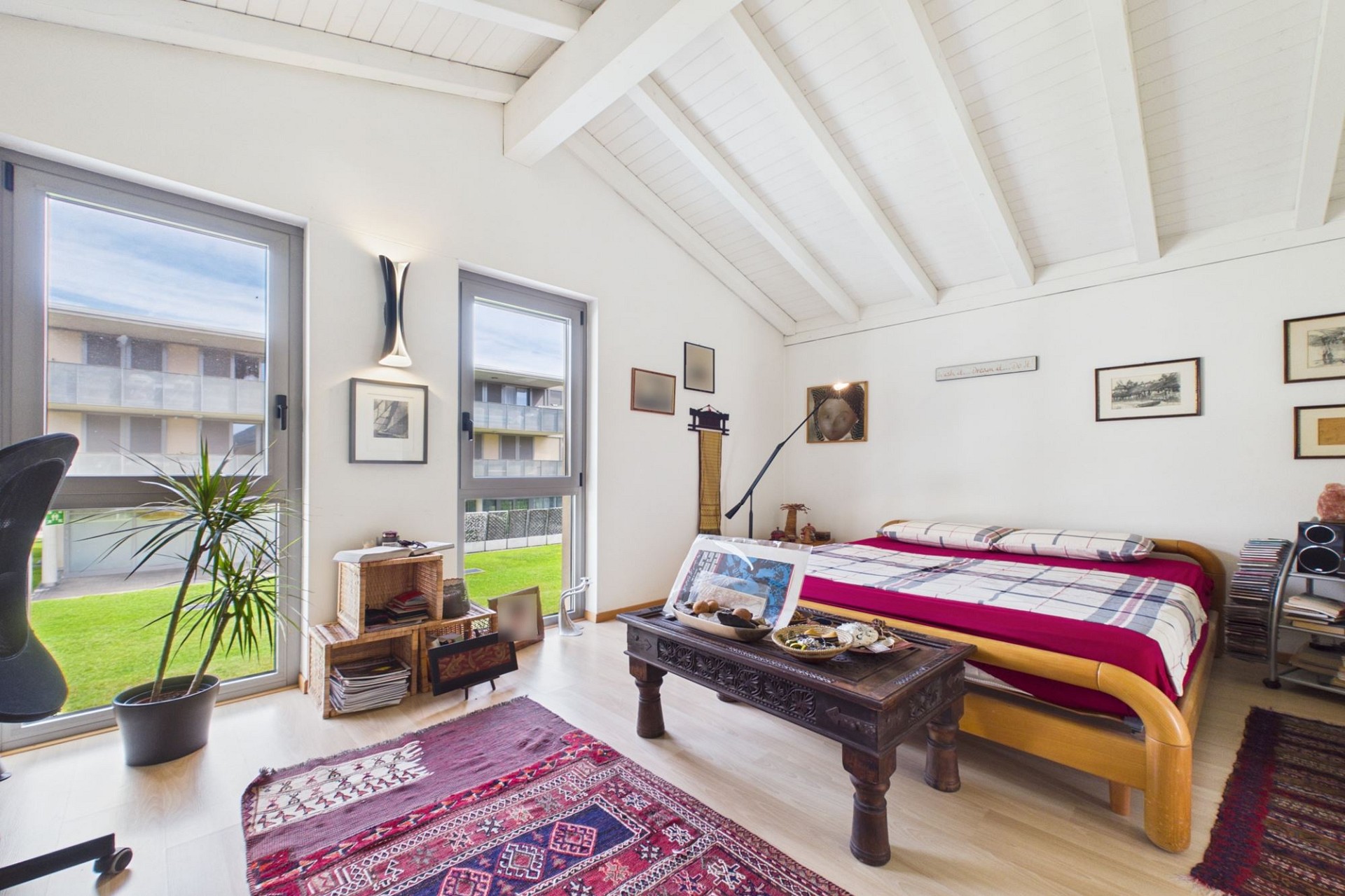 Helles Schlafzimmer mit hohen Decken