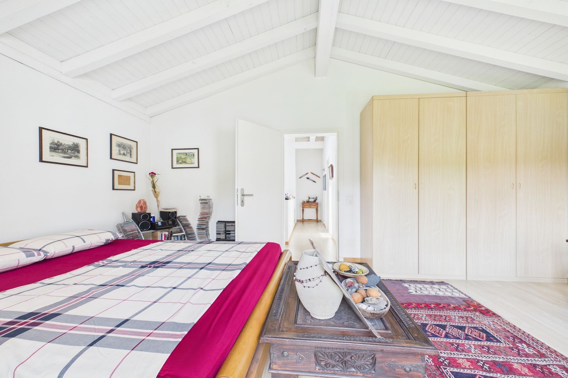 Helles Schlafzimmer mit Dachschrägen und Stauraum