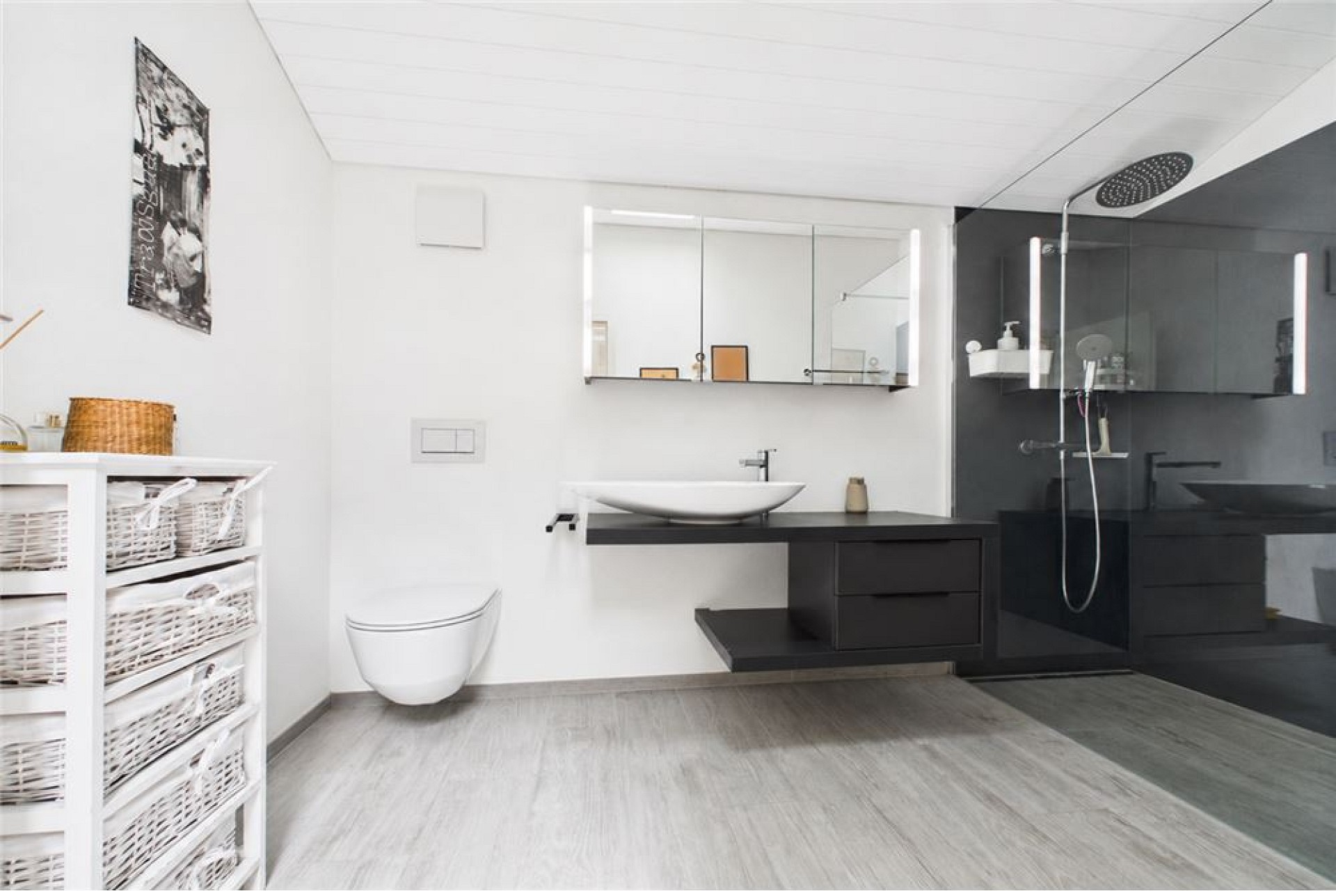 Modernes Badezimmer mit schwarzer Dusche