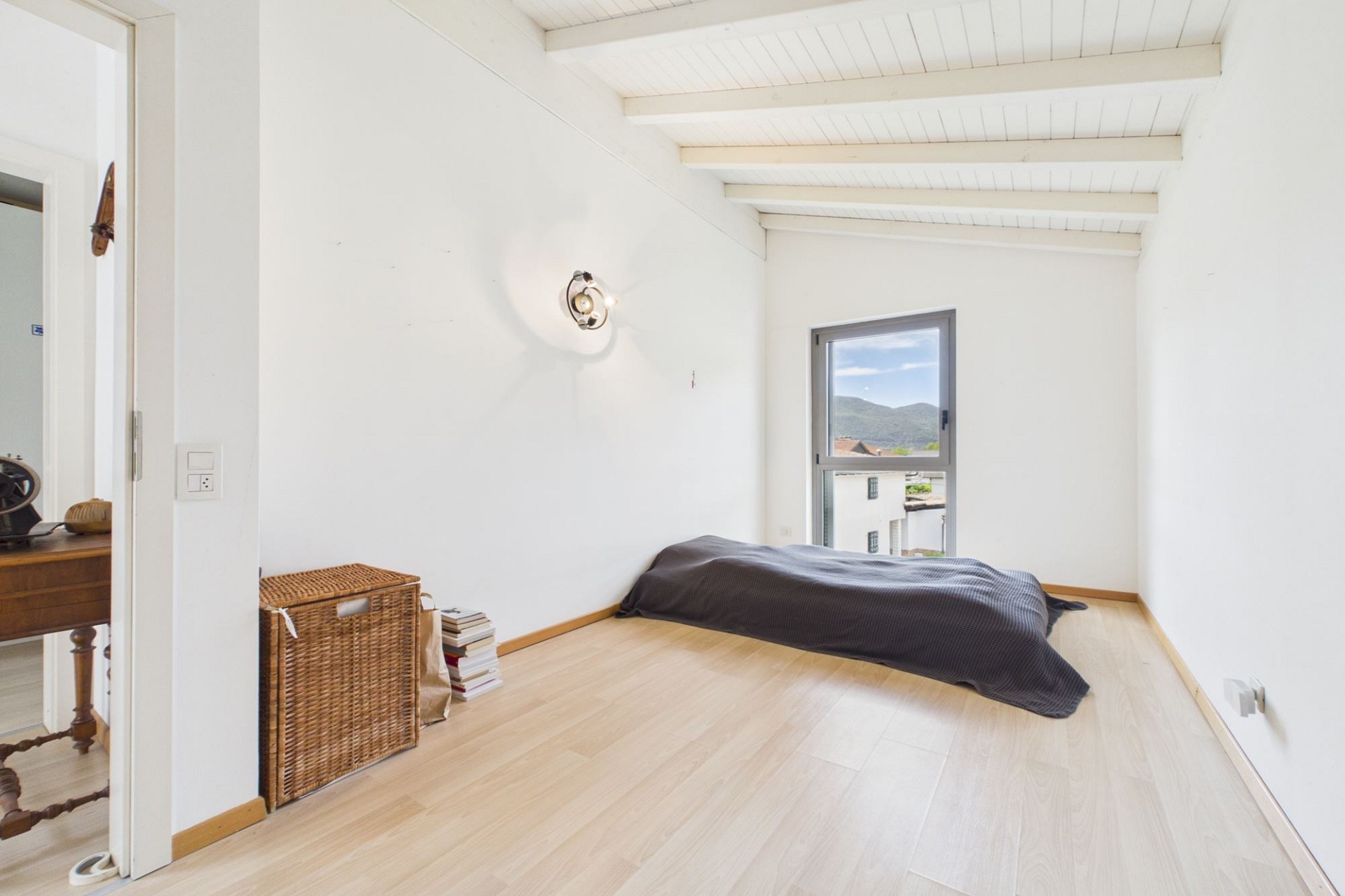 Helles Schlafzimmer mit Bergblick