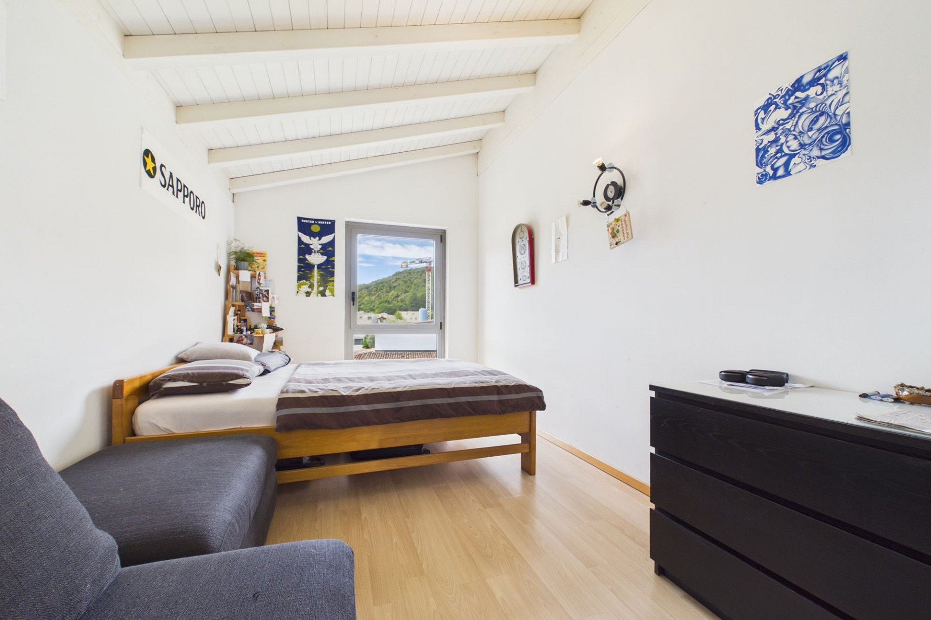 Helles Schlafzimmer mit Bergblick