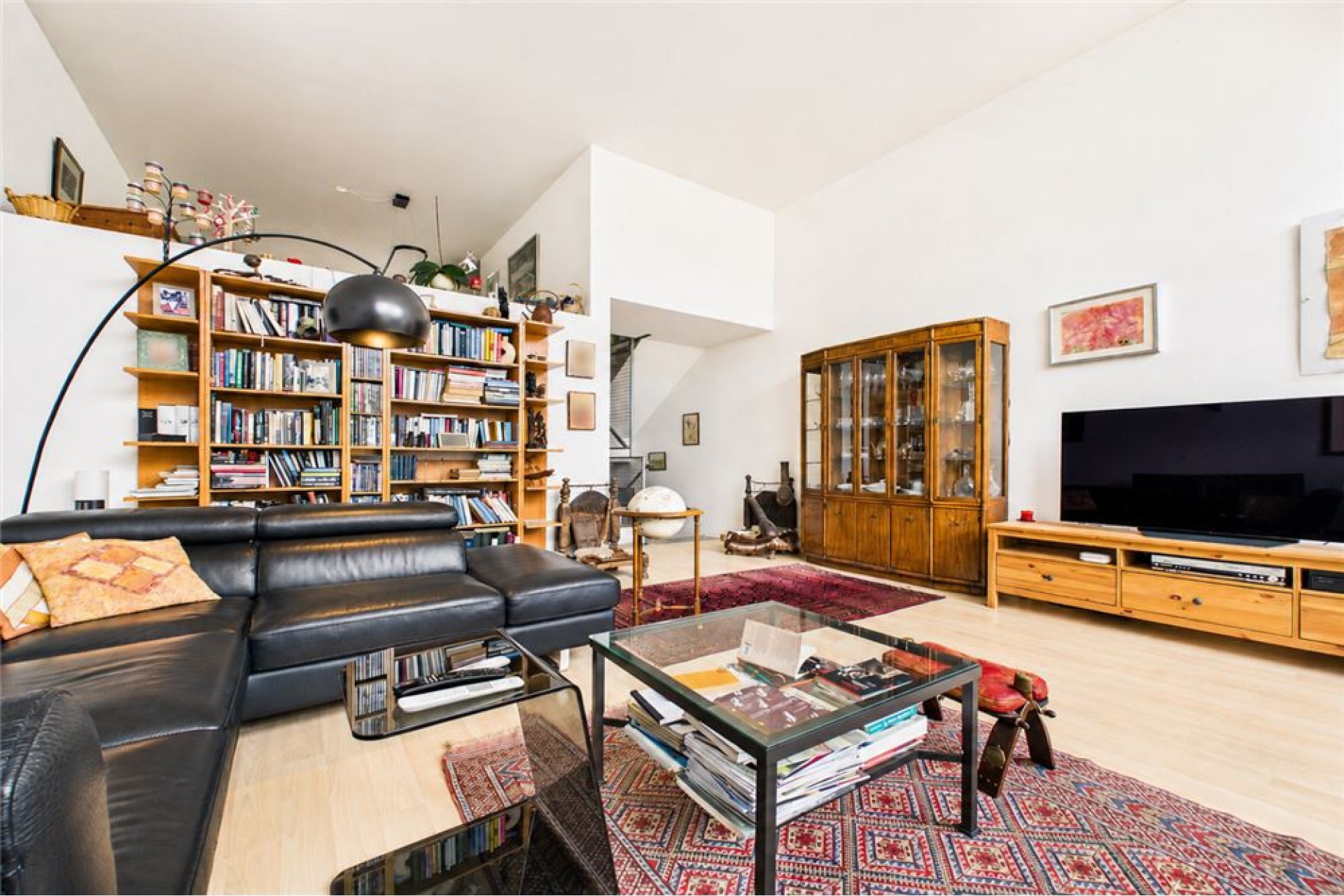 Großzügiges Wohnzimmer mit Bücherwand