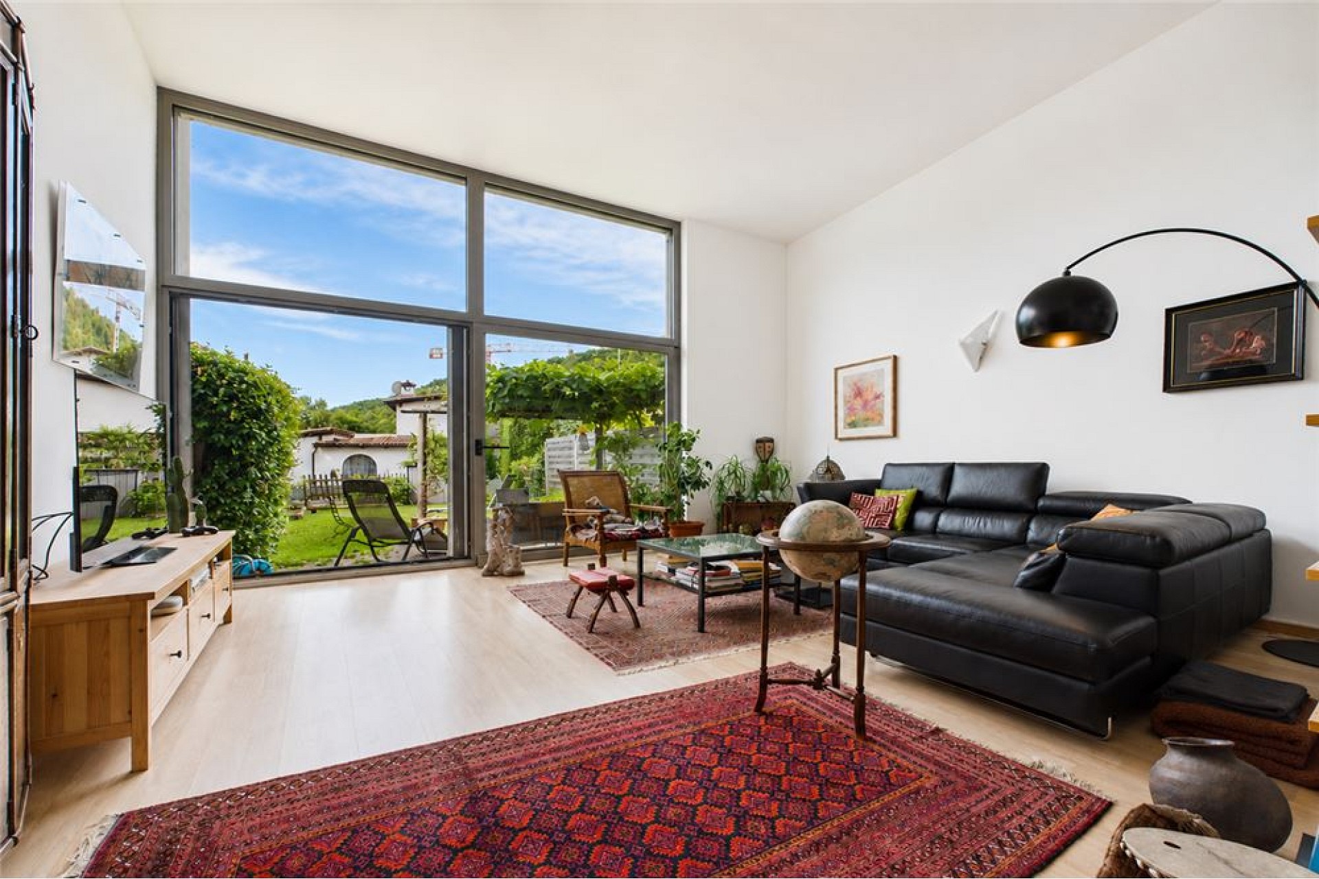 Helles Wohnzimmer mit großem Gartenblick