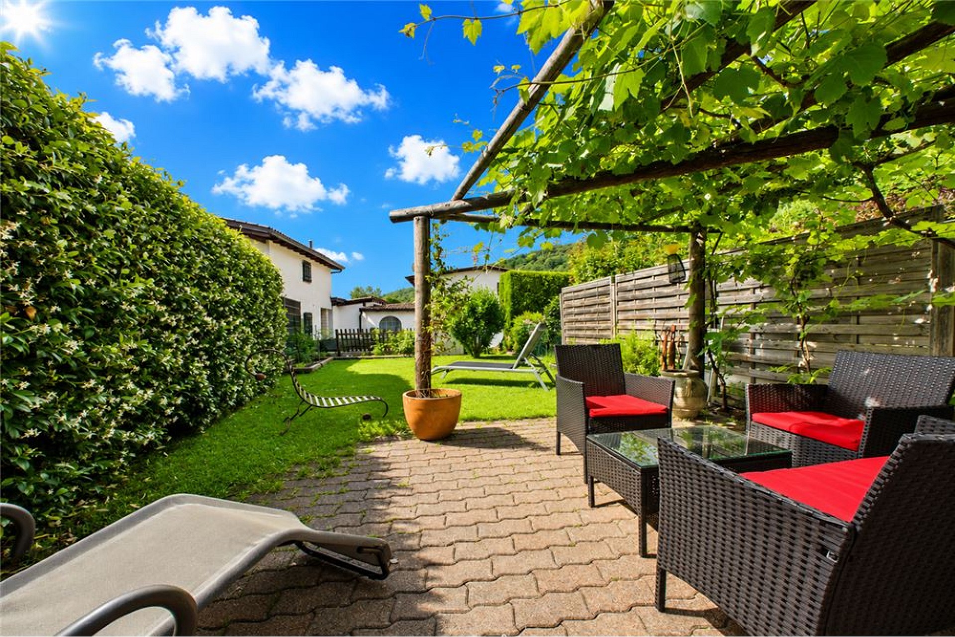 Garten mit Terrasse und Sitzgruppe