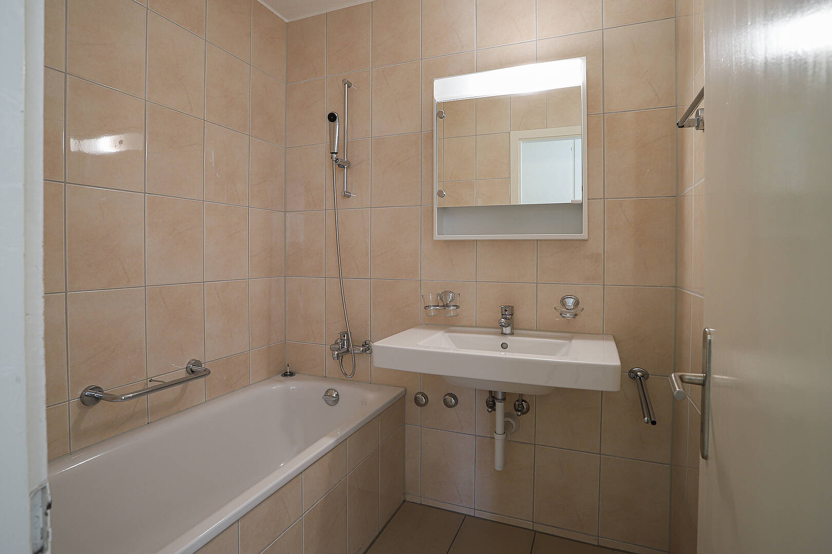 Badezimmer mit Wanne und Waschtisch