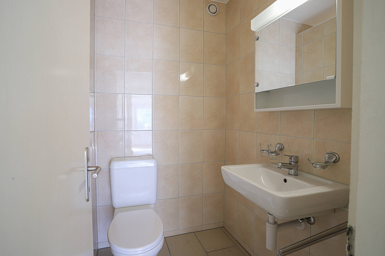 Gäste-WC mit Waschbecken und Wand-WC