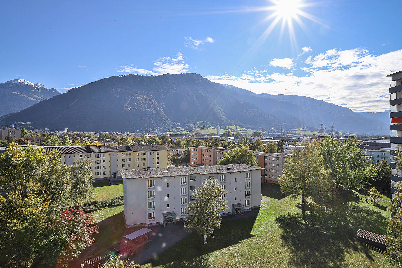 Bergblick über Wohnhäuser und Parkanlage