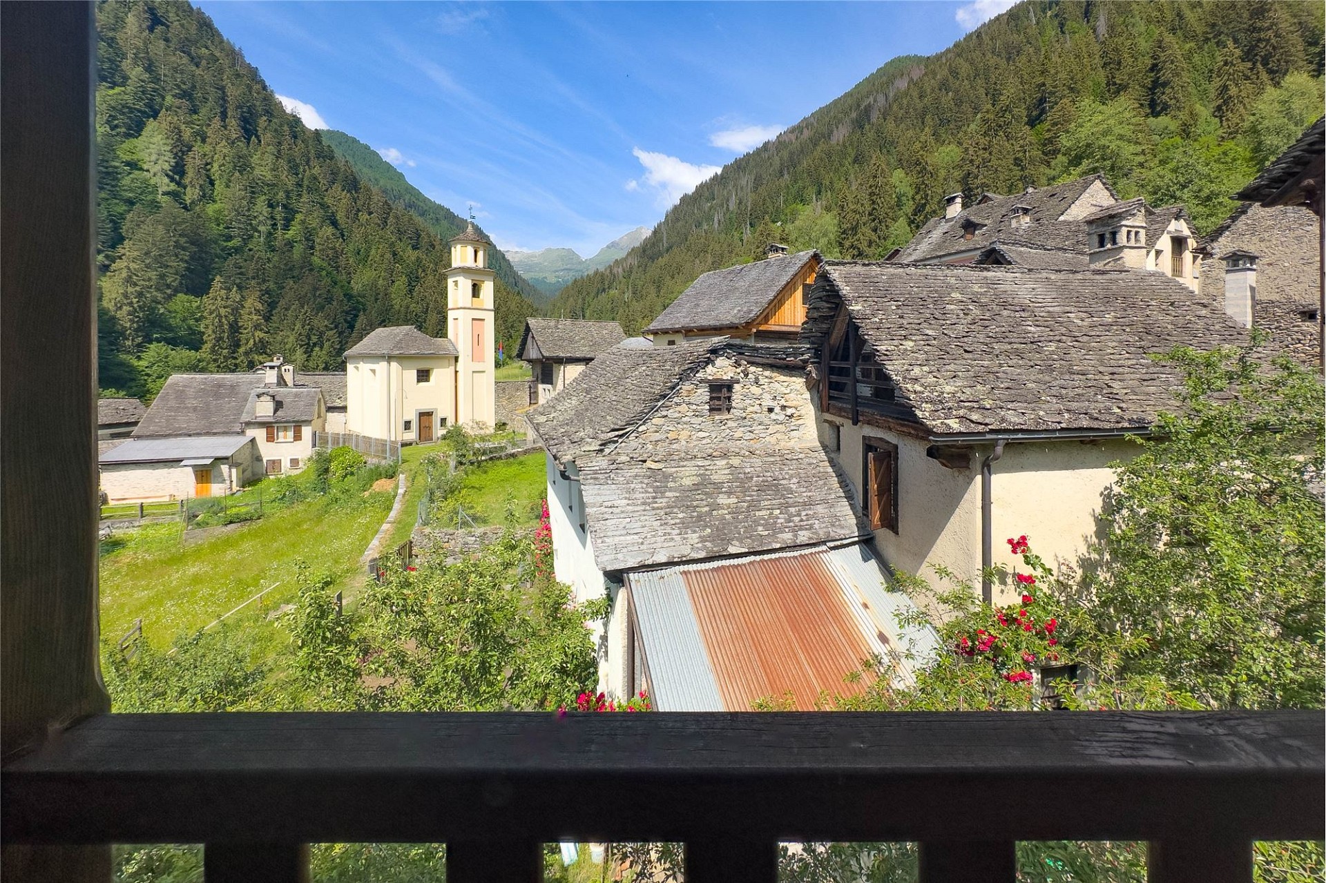 Alpines Dorf mit Bergblick