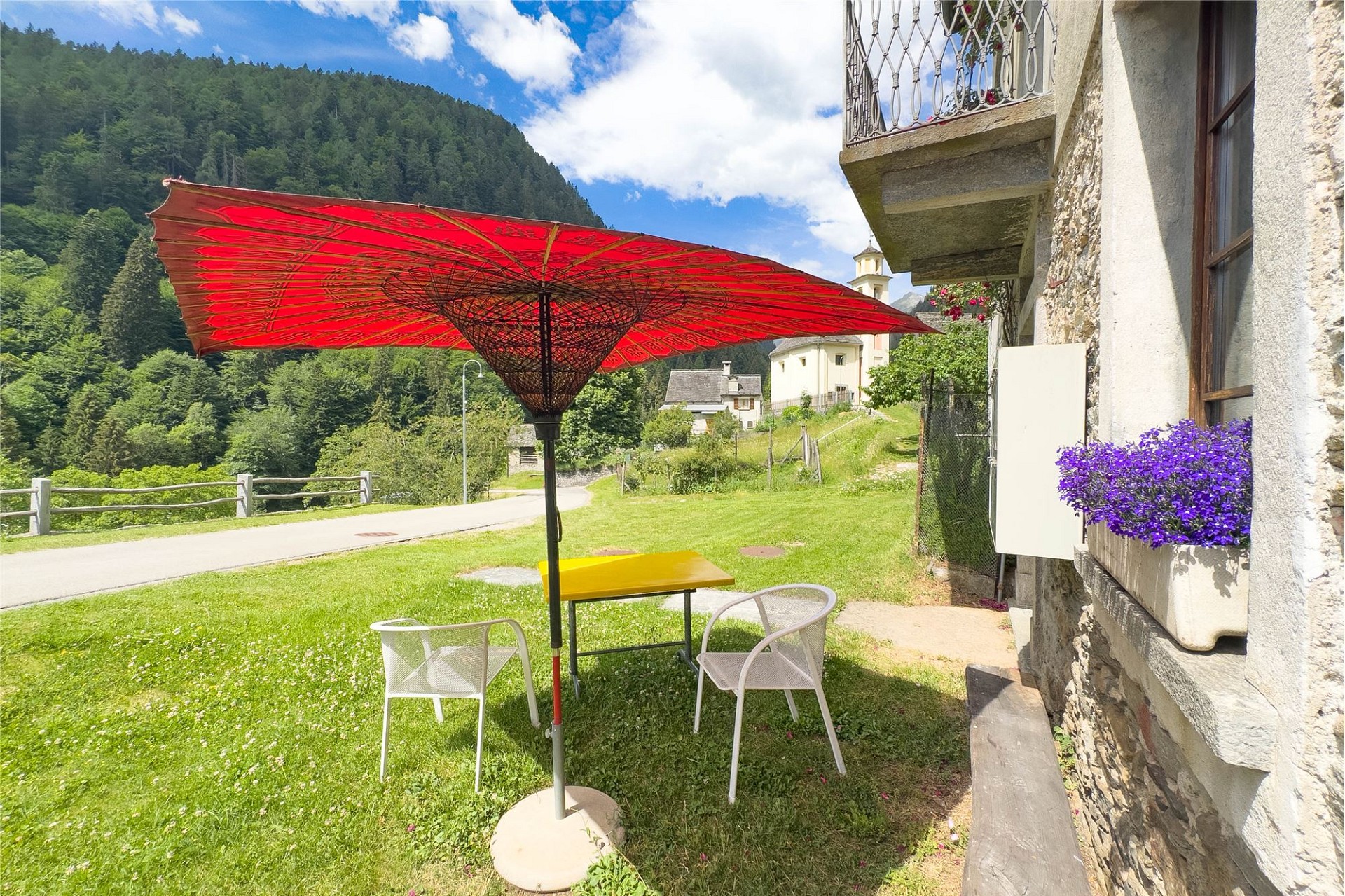 Berghof mit Terrasse und Sonnenschirm