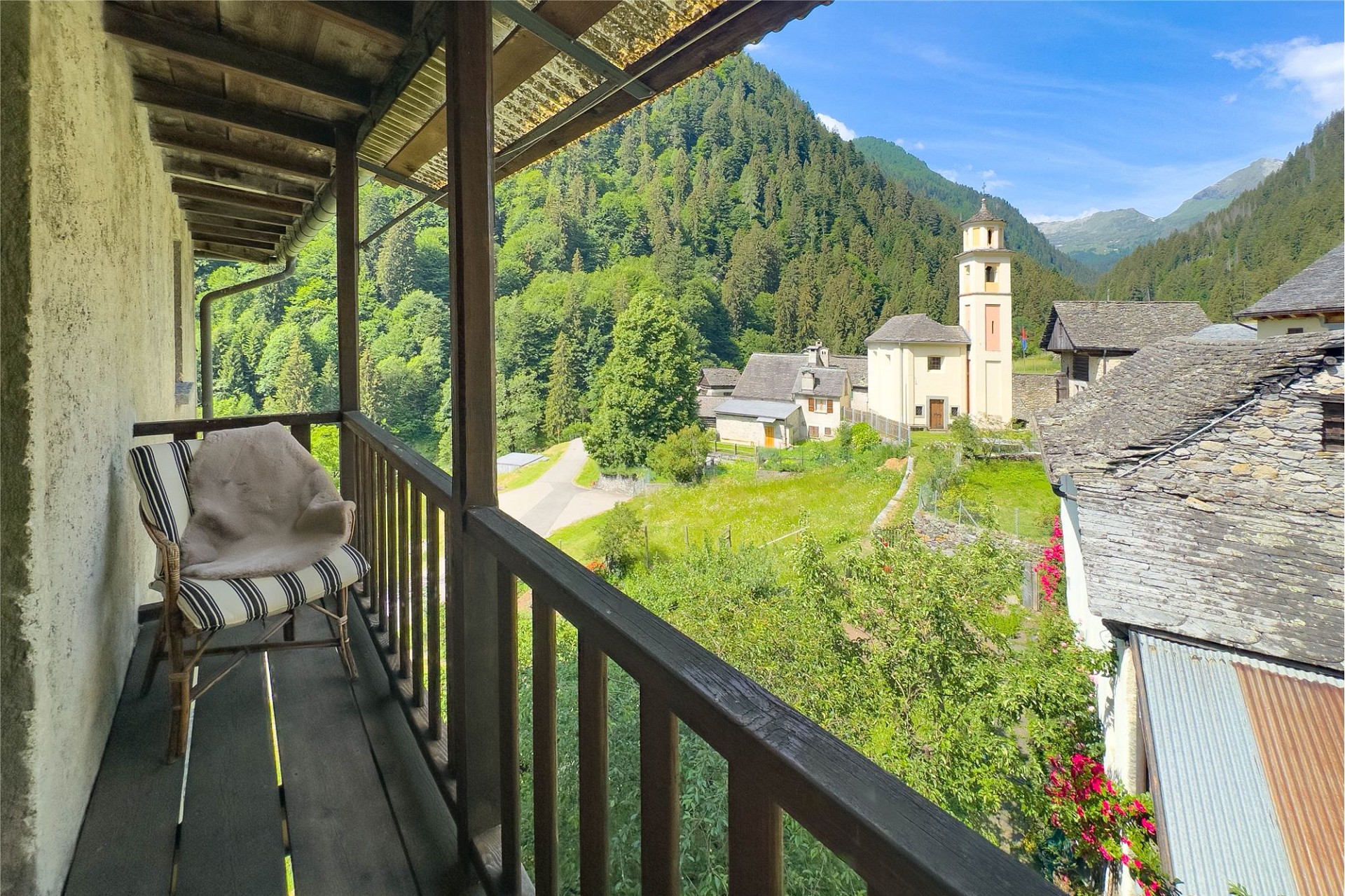 Balkon mit Berg- und Dorfblick