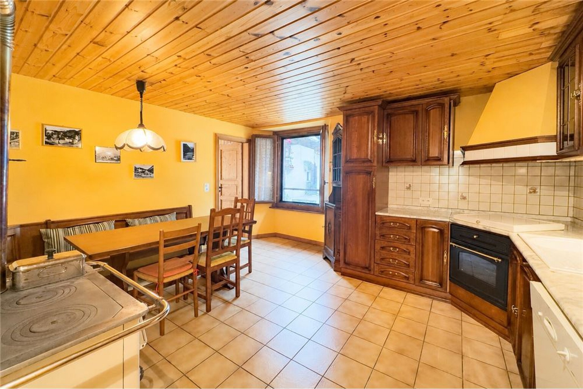 Küche mit Holzdecke und Essbereich