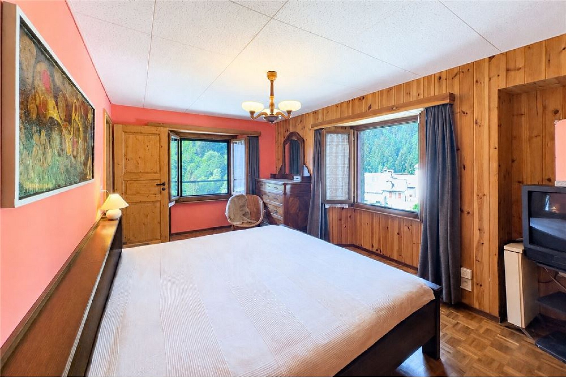 Schlafzimmer mit Holzverkleidung