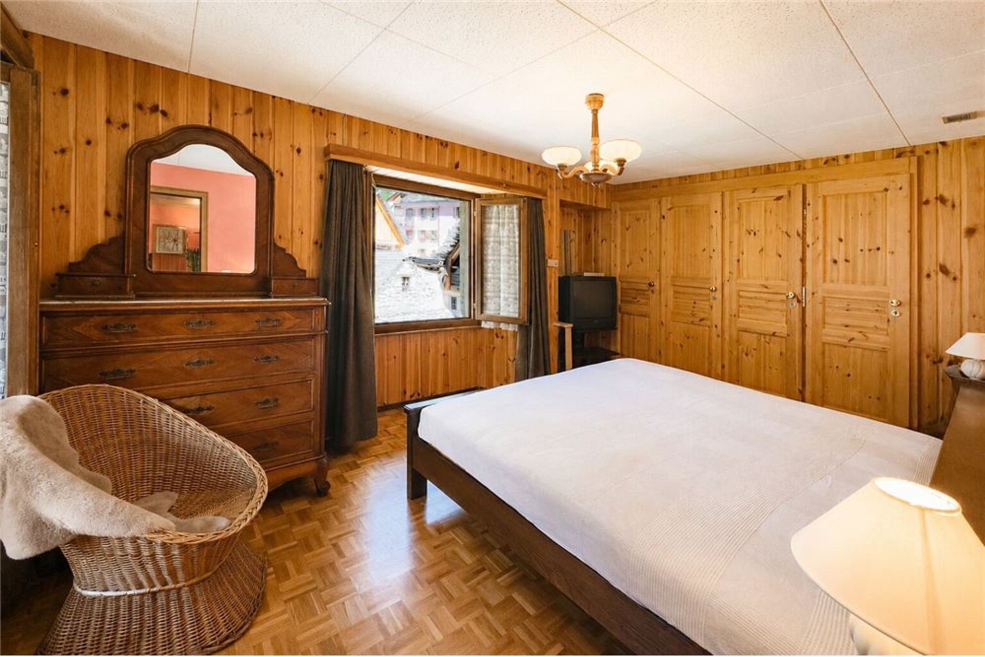 Rustikales Schlafzimmer mit Holzverkleidung