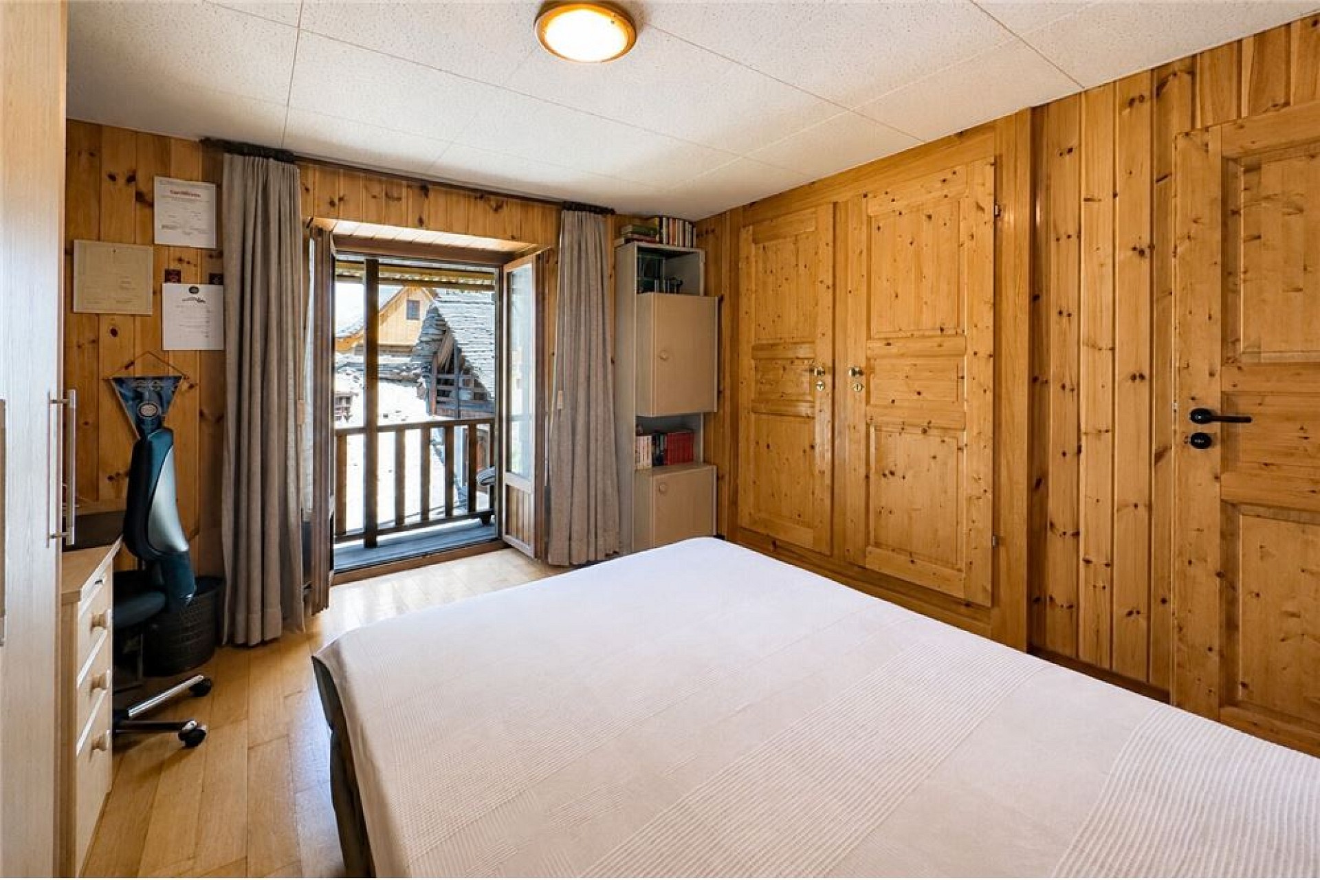 Gemütliches Schlafzimmer im alpinen Holzstil
