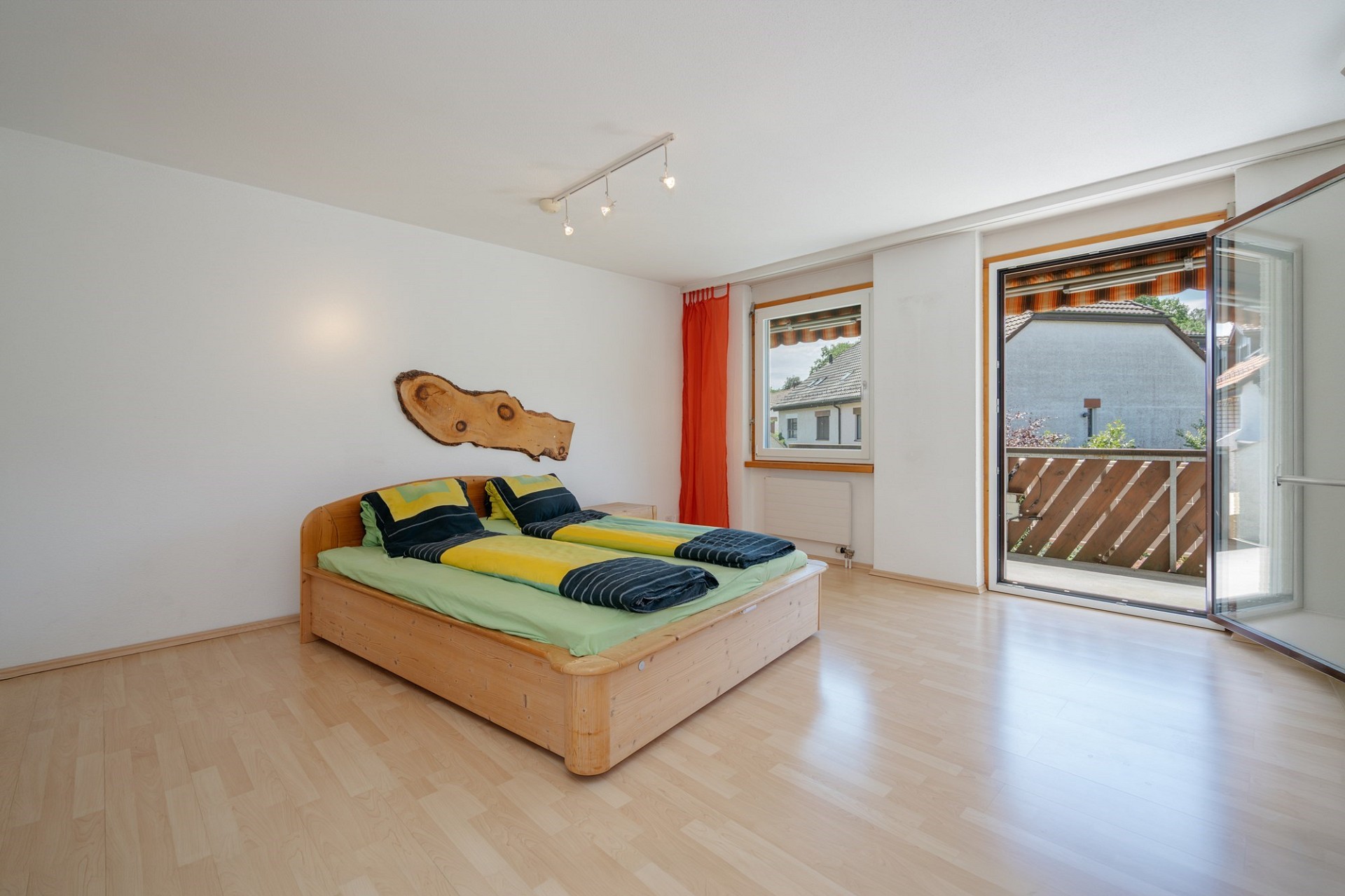 Helles Schlafzimmer mit Balkonzugang