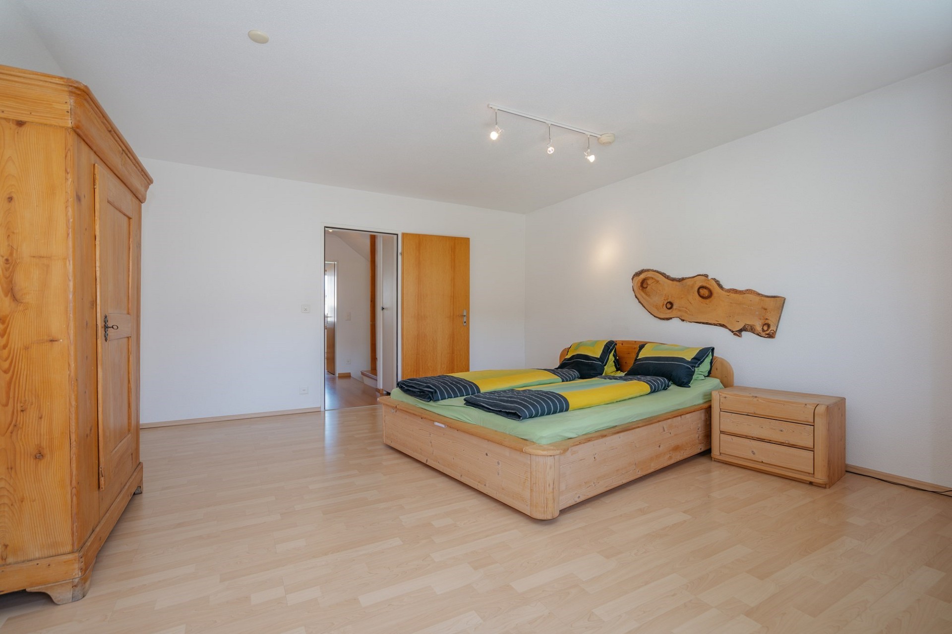 Helles Schlafzimmer mit Holzmöbeln