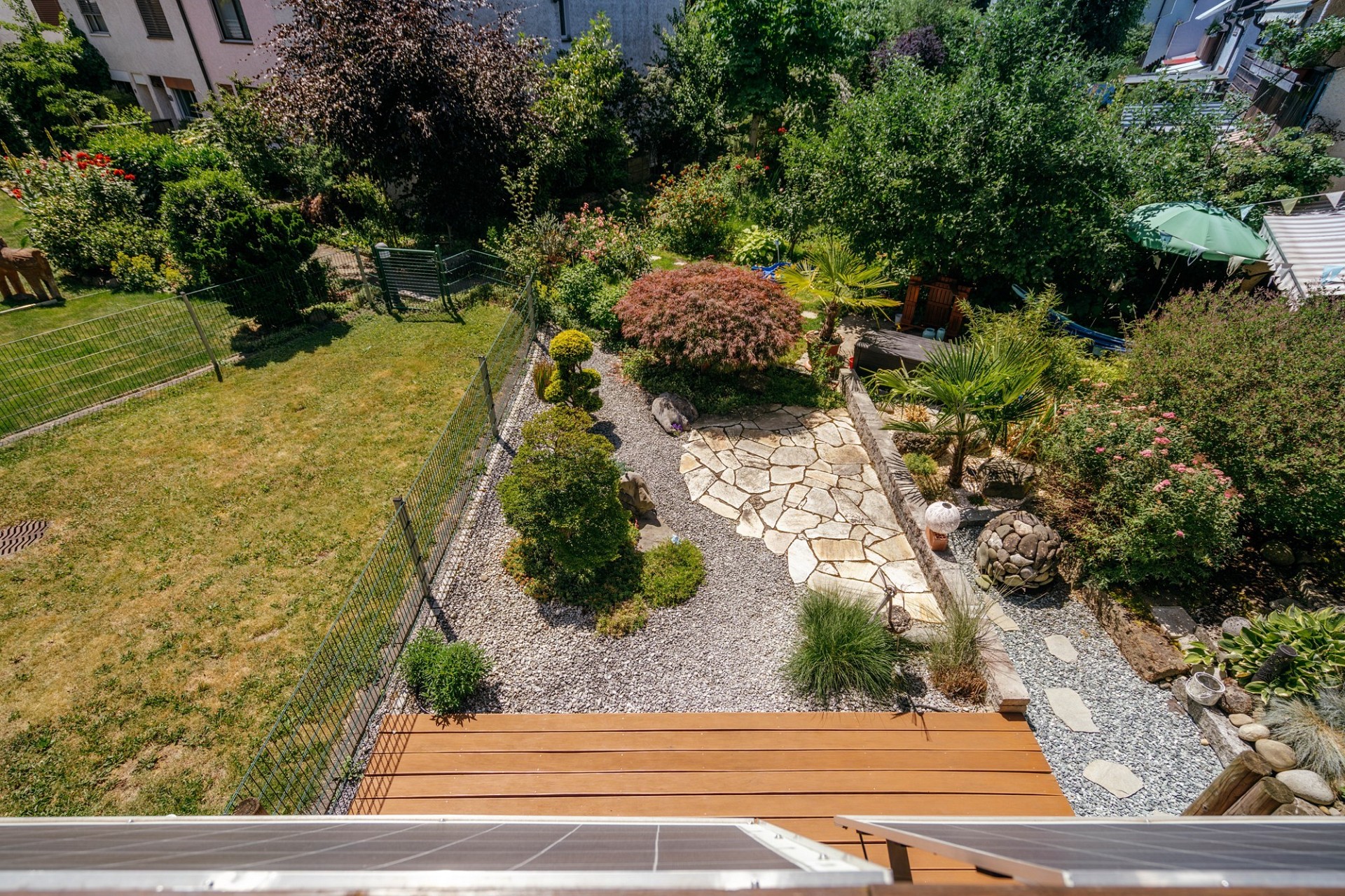 Garten mit Terrasse und mediterranem Blickfang
