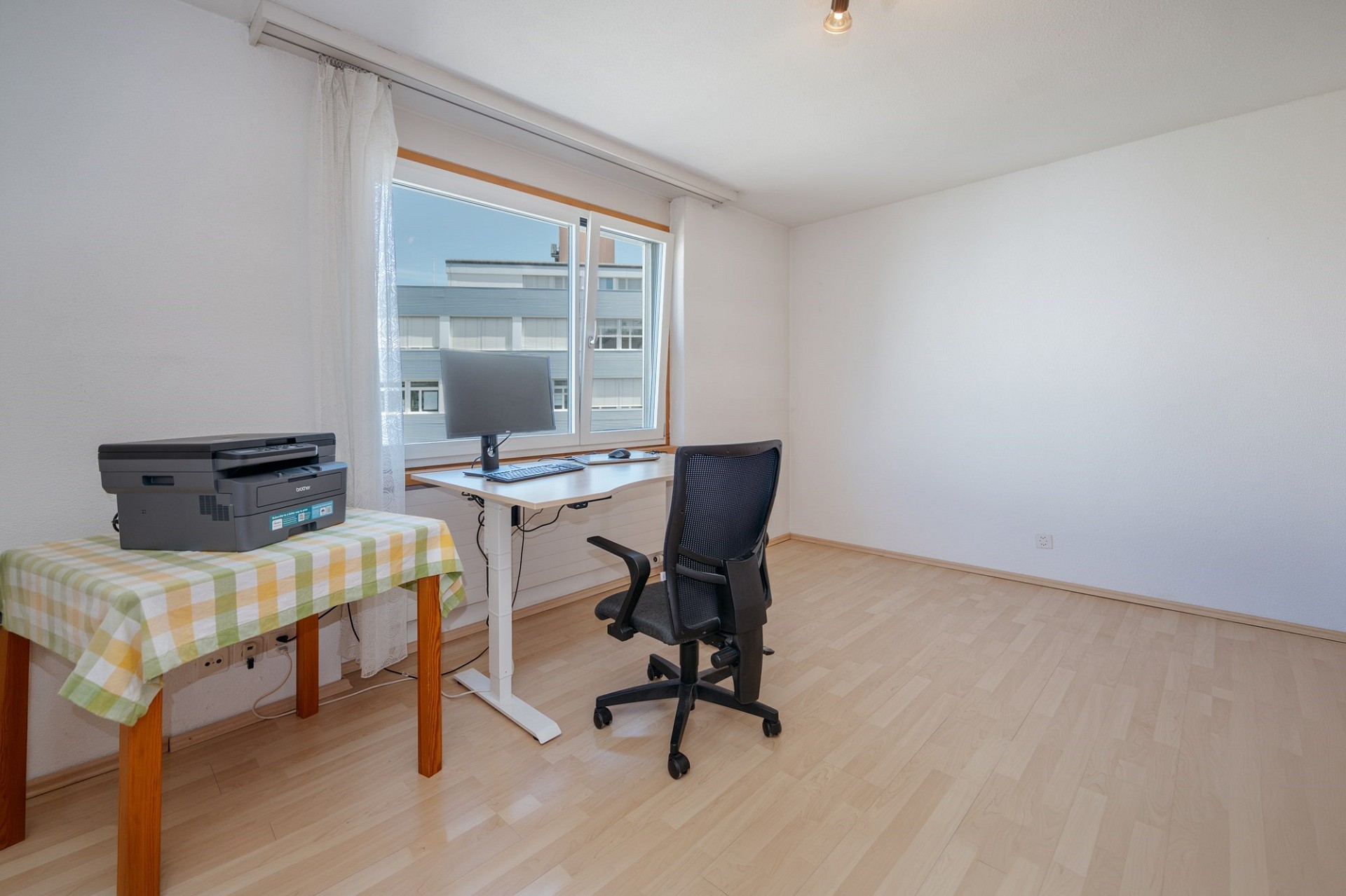 Helles Arbeitszimmer mit Fensterblick