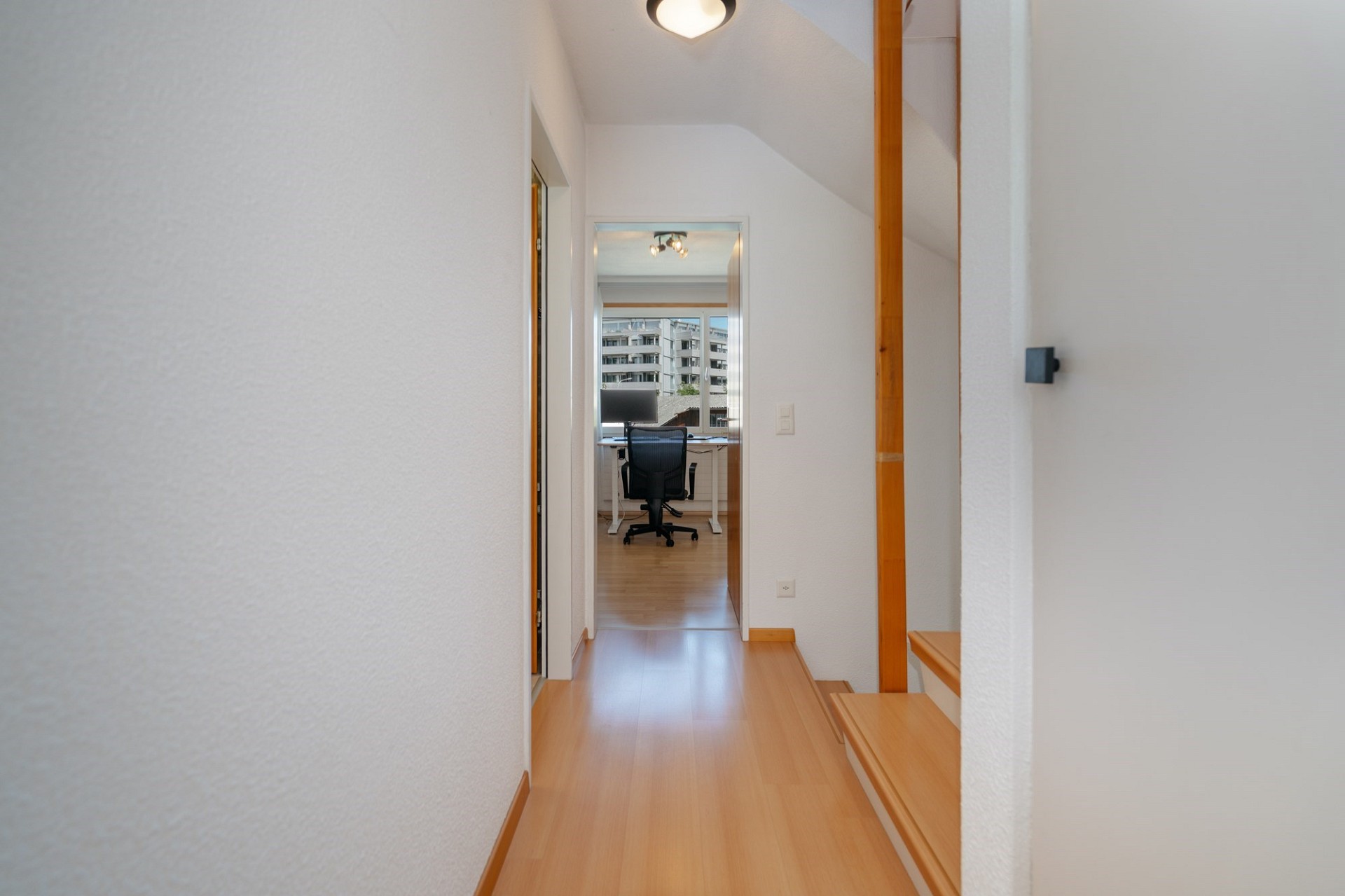 Heller Flur mit Blick in einen Arbeitsraum